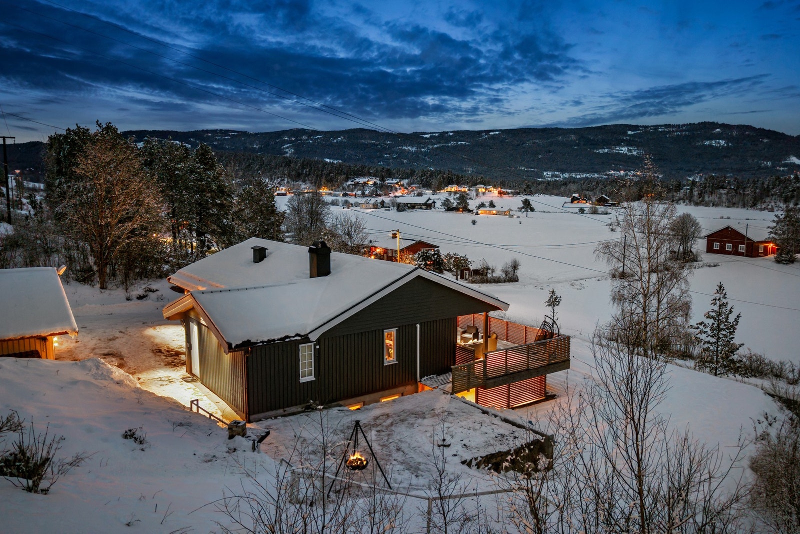 Eiendommen ligger fritt og luftig til med gode solforhold og vakre omgivelser - en beliggenhet som kombinerer ro og nærhet til naturen. Galleribilde