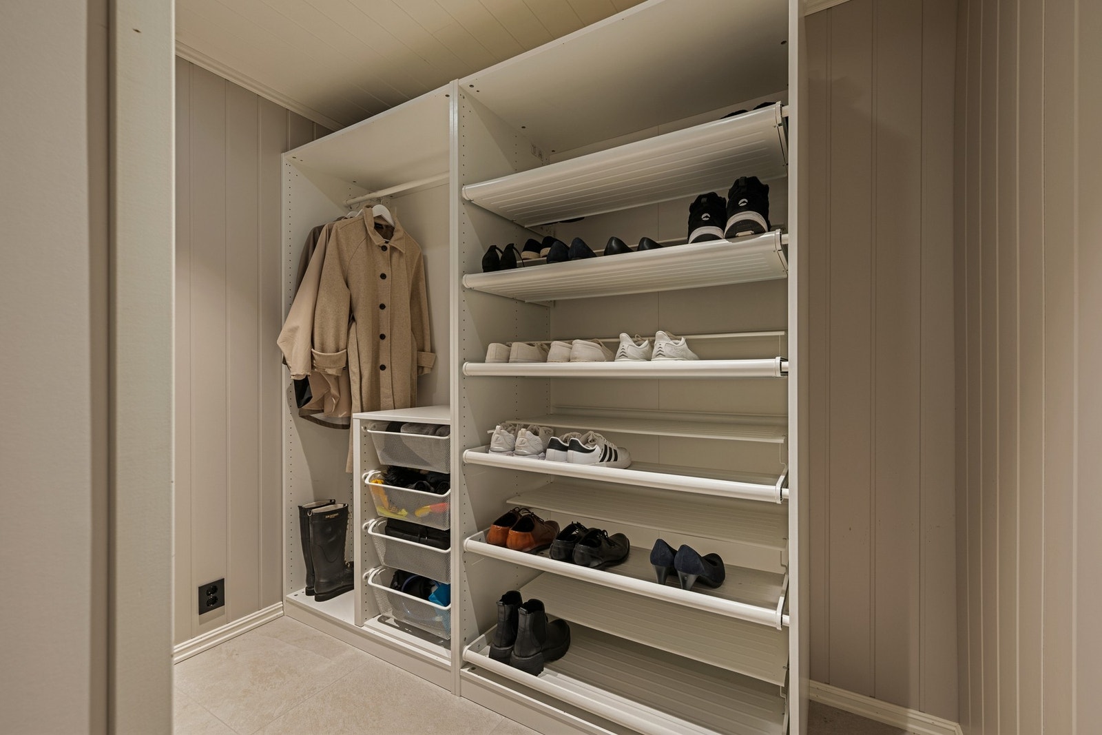 Praktisk oppbevaringsrom med gode løsninger for klær og sko. Galleribilde