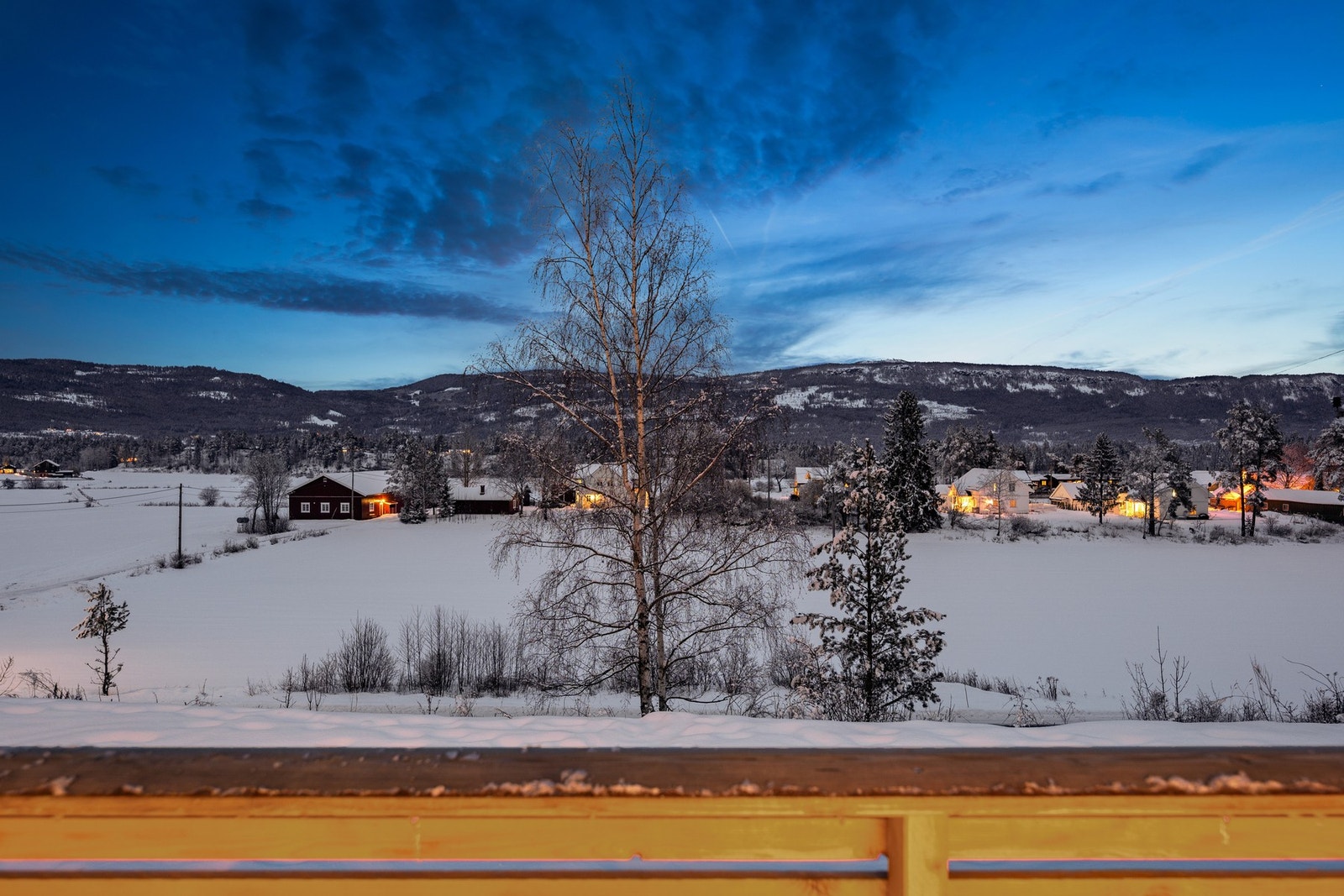 Nyt en flott og åpen utsikt over nærområdet - en beliggenhet som må oppleves. Galleribilde