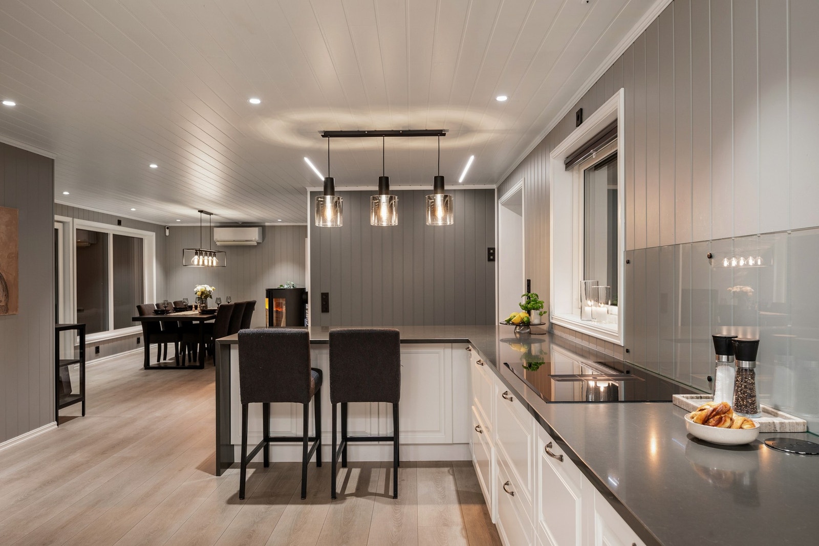 Åpen løsning mot stue gir en romslig og luftig atmosfære. Galleribilde