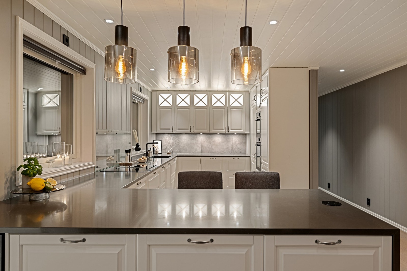 Rikelig med benkeplass og god arbeidsflyt gjør kjøkkenet til hjemmets naturlige samlingspunkt. Galleribilde