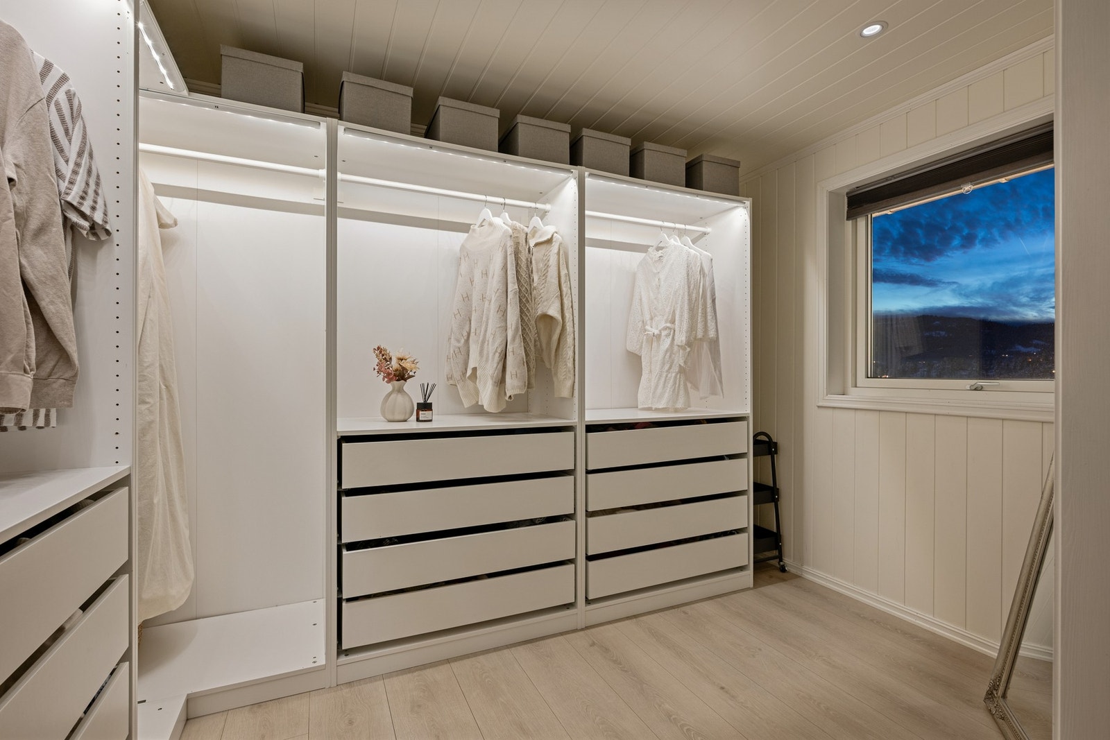 Soverom 3 i hovedplanet benyttes p.t. til walk-in. Det kan enkelt gjøres om til soverom ved å sette inn dør mot gangen og liten vegg mellom rommene. Galleribilde