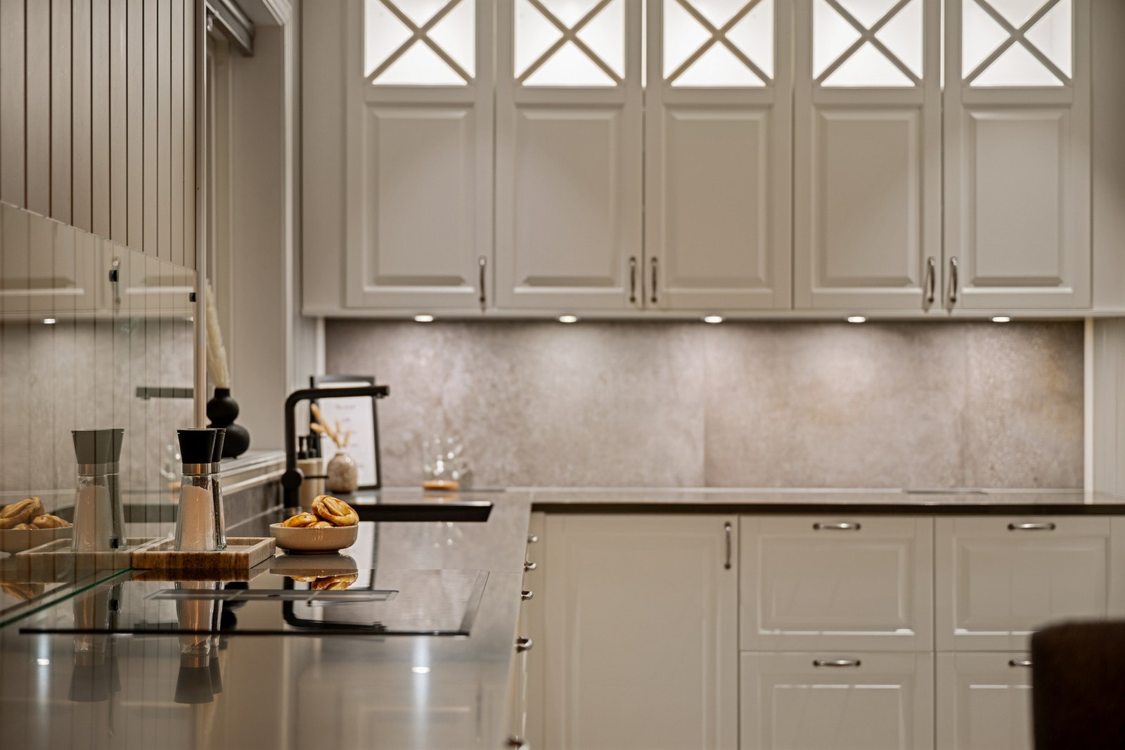 Detaljer som helhetlige fronter og god belysning understreker den moderne standarden. Galleribilde