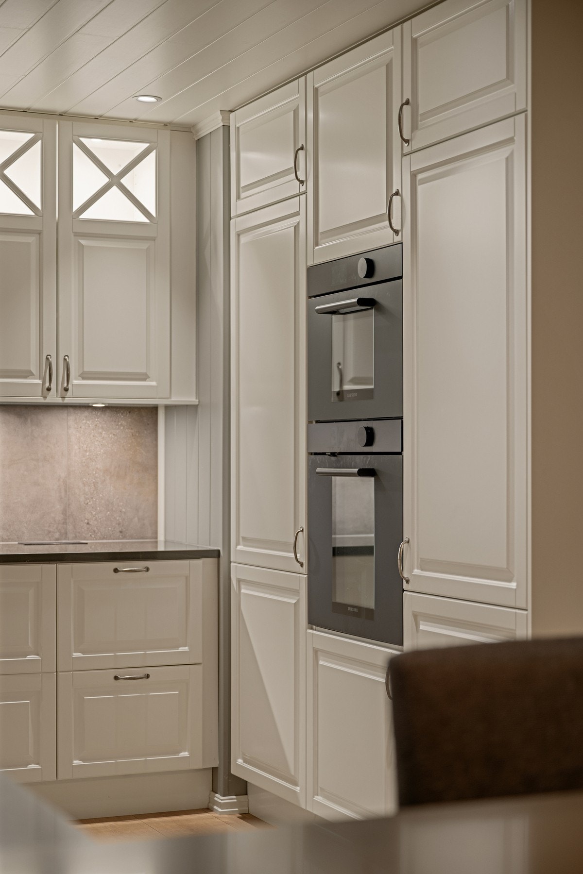 Integrerte løsninger og gjennomført materialvalg gir et ryddig og eksklusivt uttrykk. Galleribilde