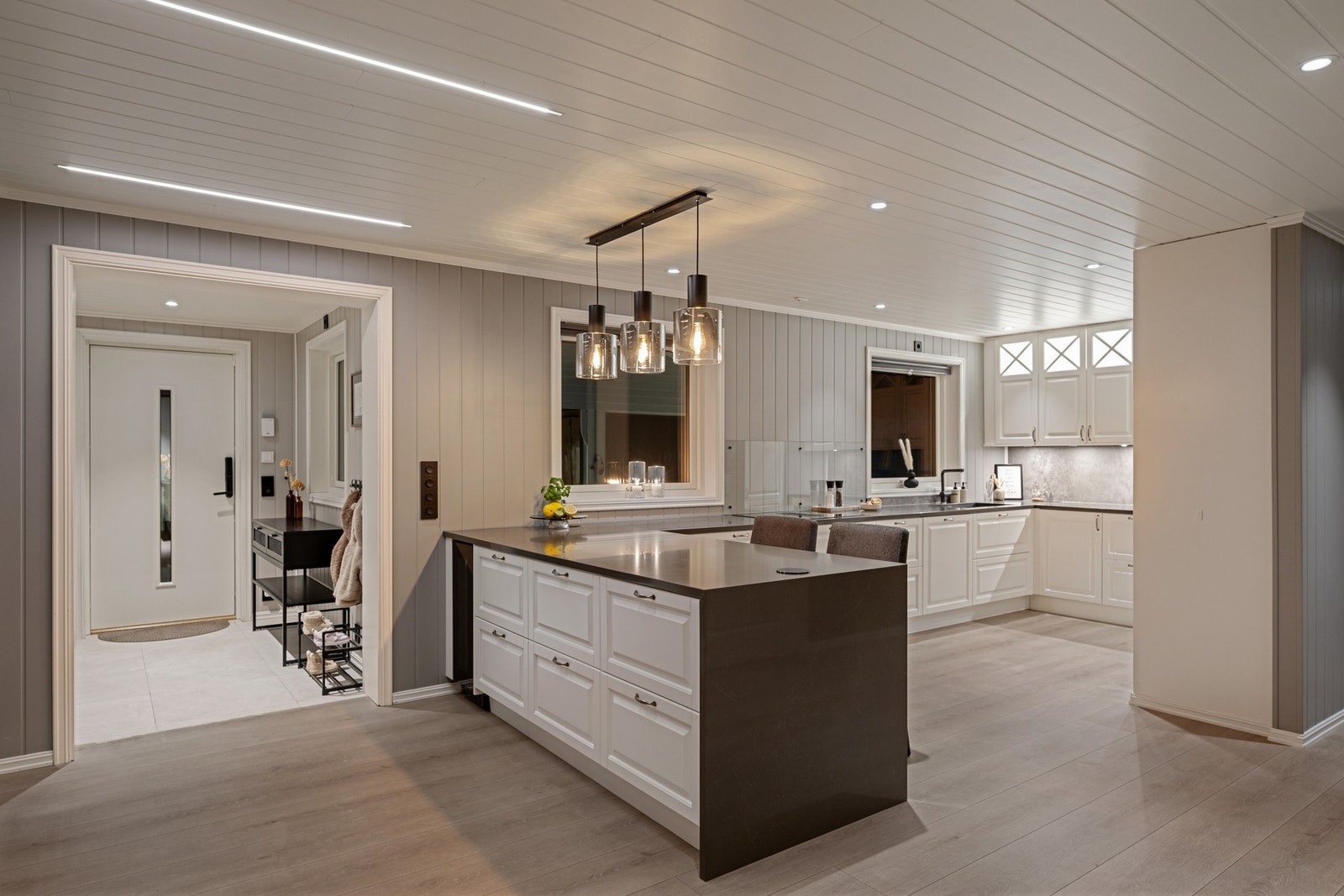 Stilrent Epoq kjøkken fra 2021 i åpen løsning med stue og spisestue - sosialt og funksjonelt. Galleribilde