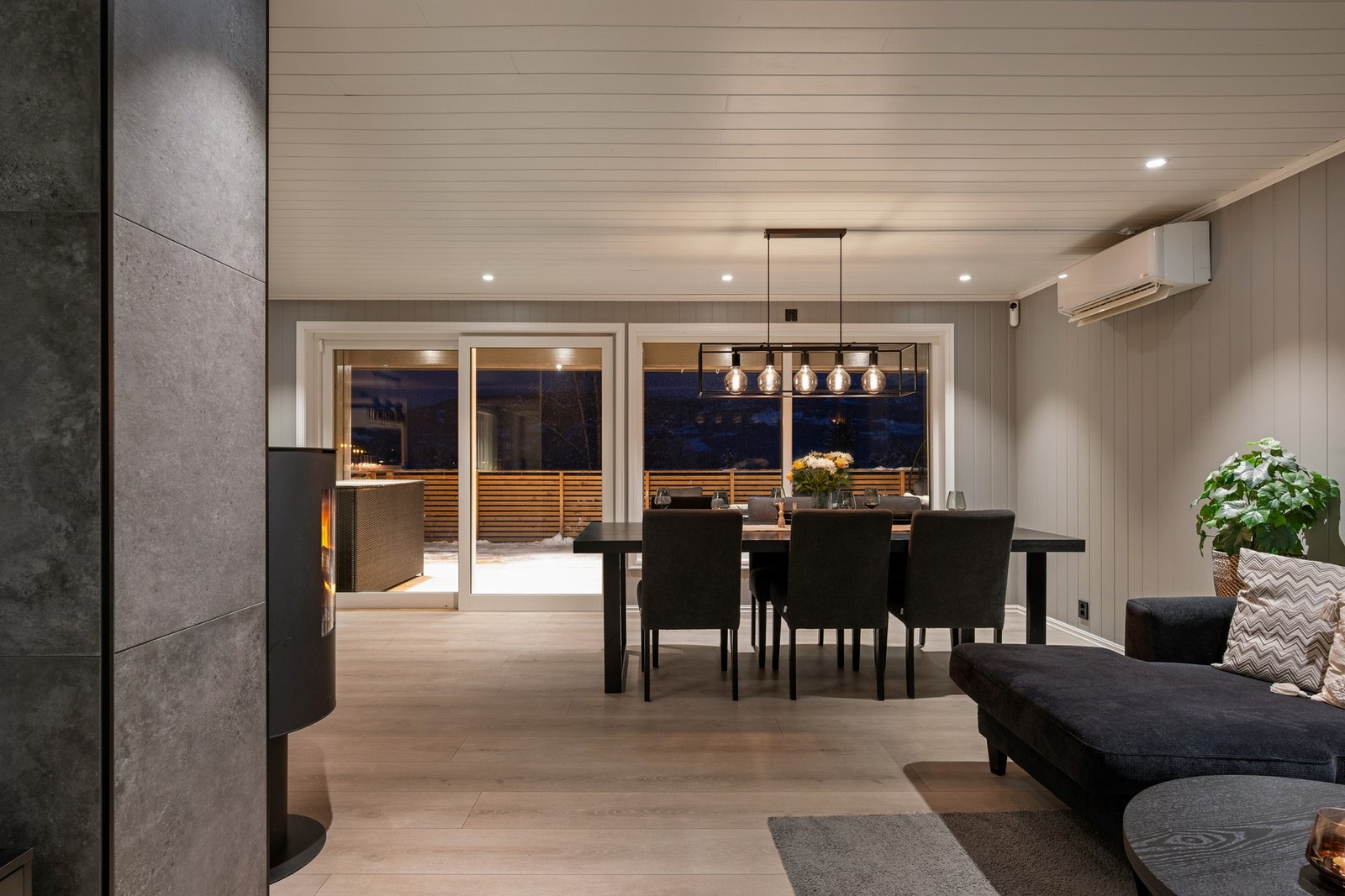 Spisestuen har god plass til langbord og ligger i direkte tilknytning til terrassen. Galleribilde