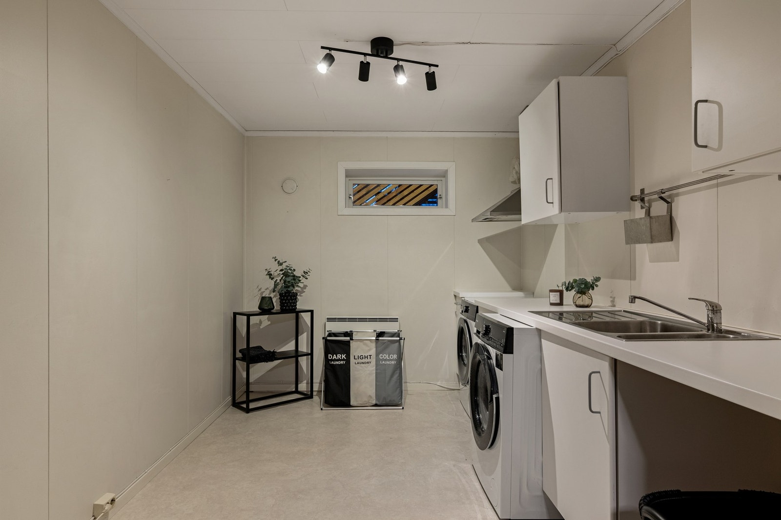 Praktisk kjøkken/vaskerom løsning i hybeldelen. Galleribilde