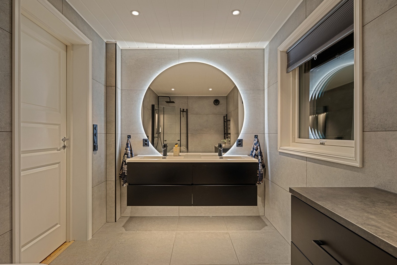 Dobbelt servantinnredning og lysspeil gir en stilren og funksjonell løsning. Galleribilde