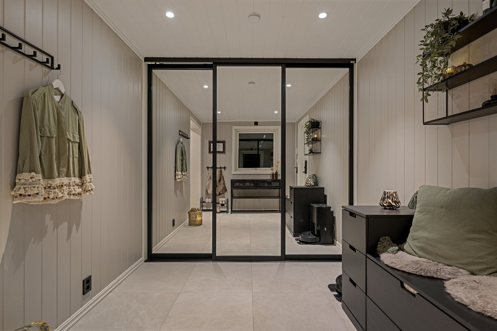 Skyvedørsgarderobe med speilfronter gir rikelig med lagringsplass og en luftig romfølelse. Galleribilde