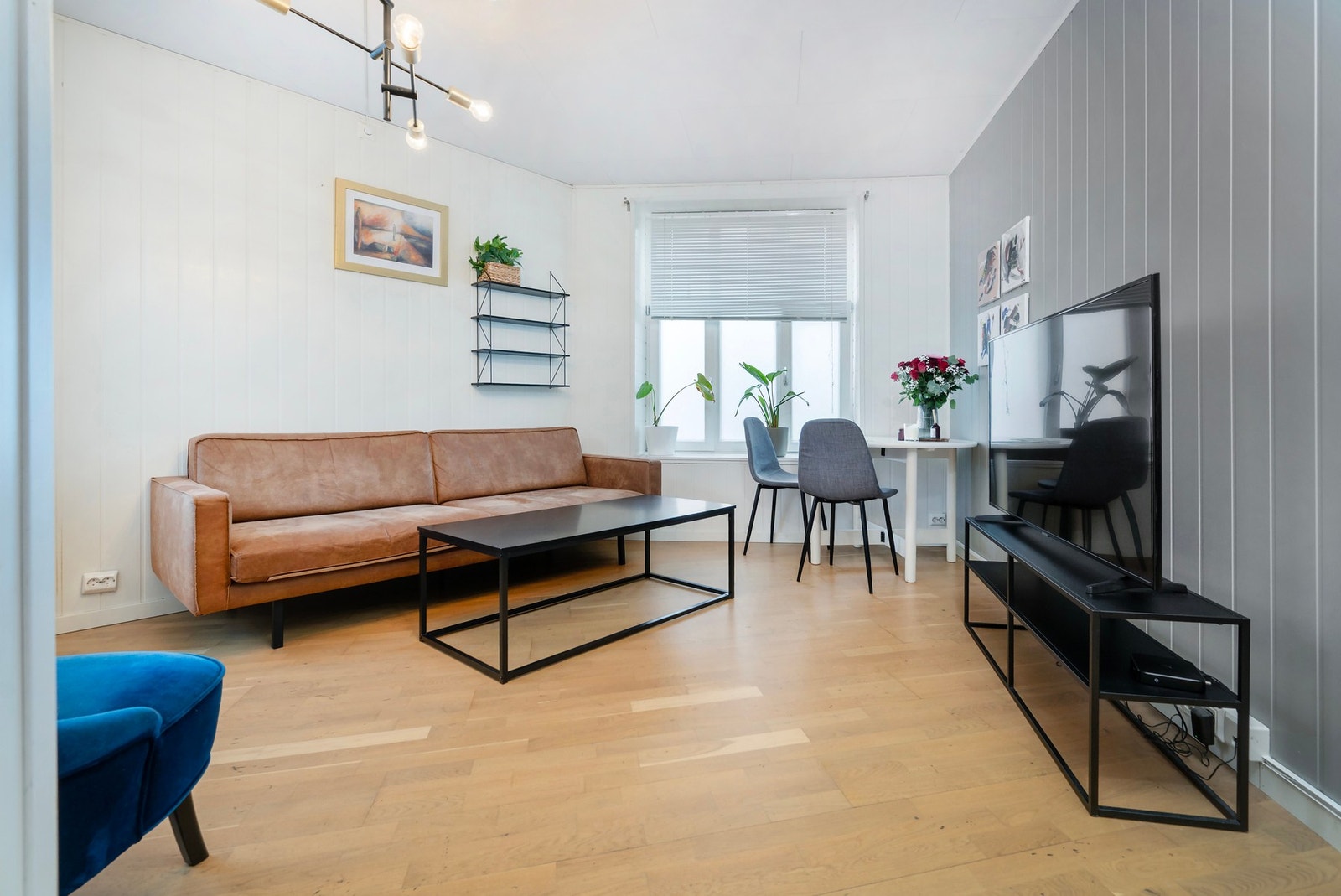 Romslig stue med naturlige soner. Galleribilde