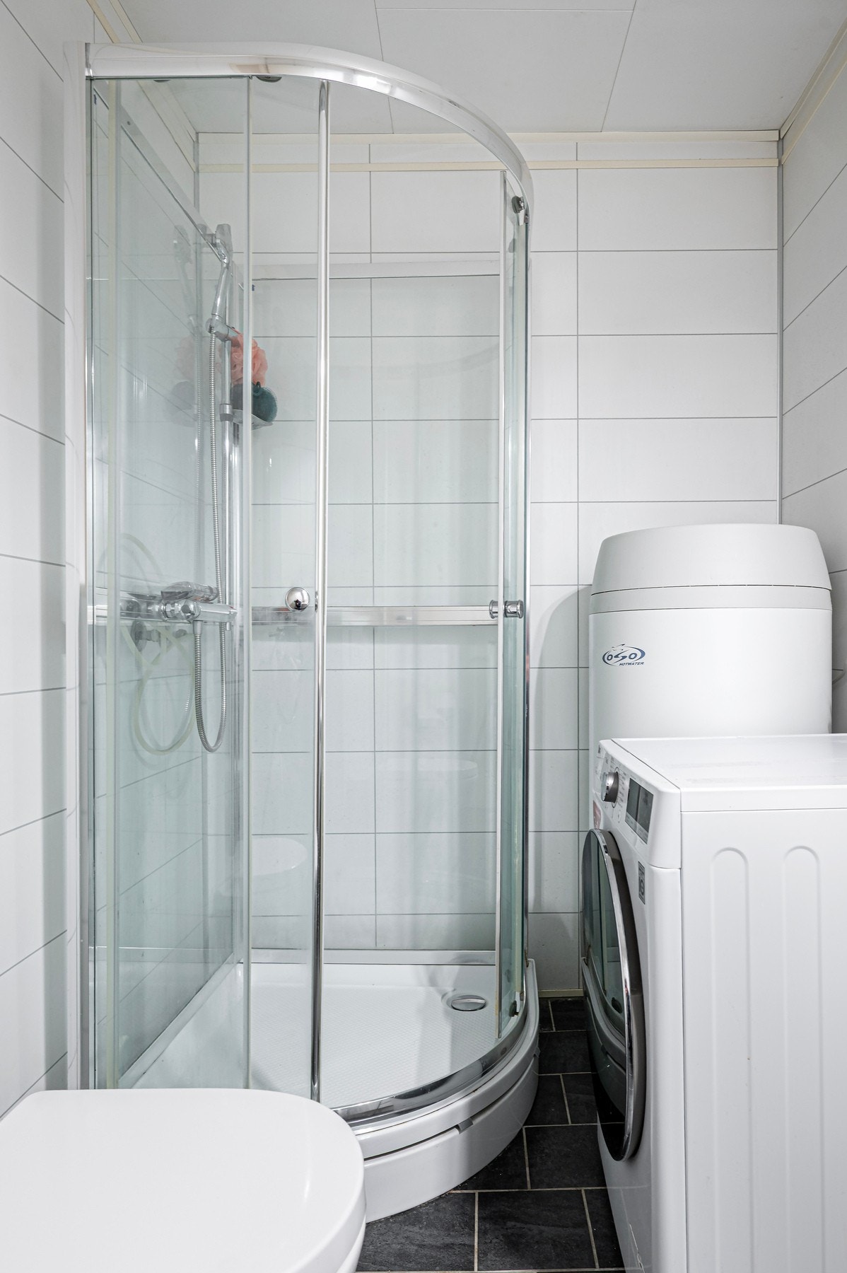 Dusjkabinett og opplegg til vaskemaskin. Galleribilde