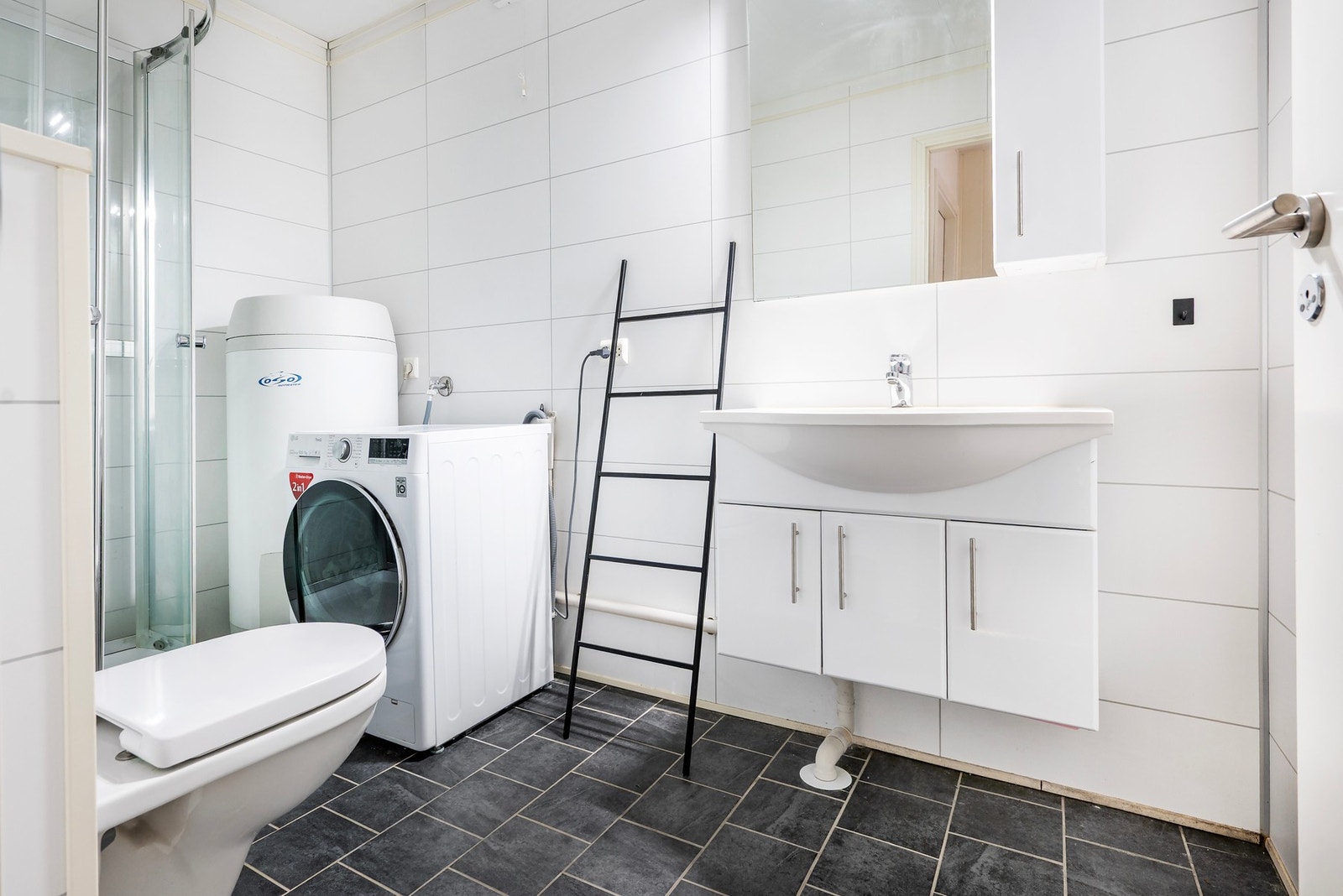 Veggene har baderomsplater, taket har himlingsplater og gulvet er flislagt med elektriske varmekabler. Galleribilde