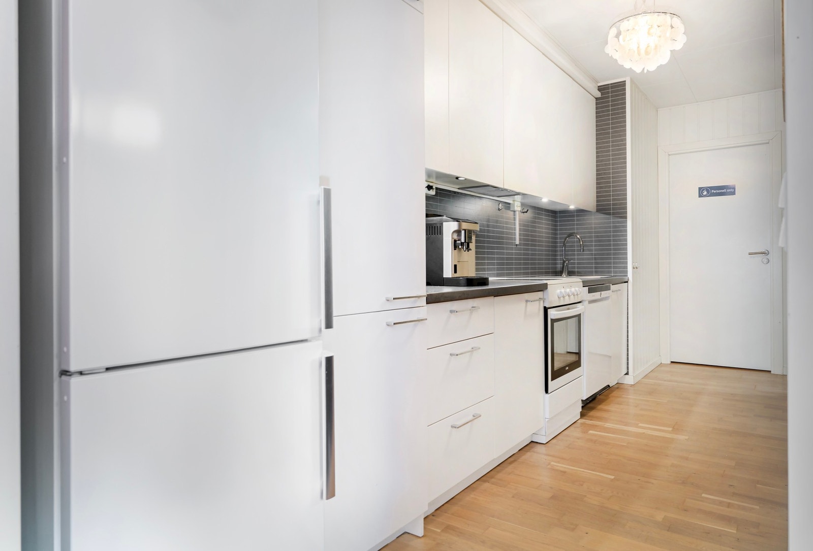 Det er frittstående kjøl/fryseskap, oppvaskmaskin, komfyr og vannstoppsystem. Galleribilde