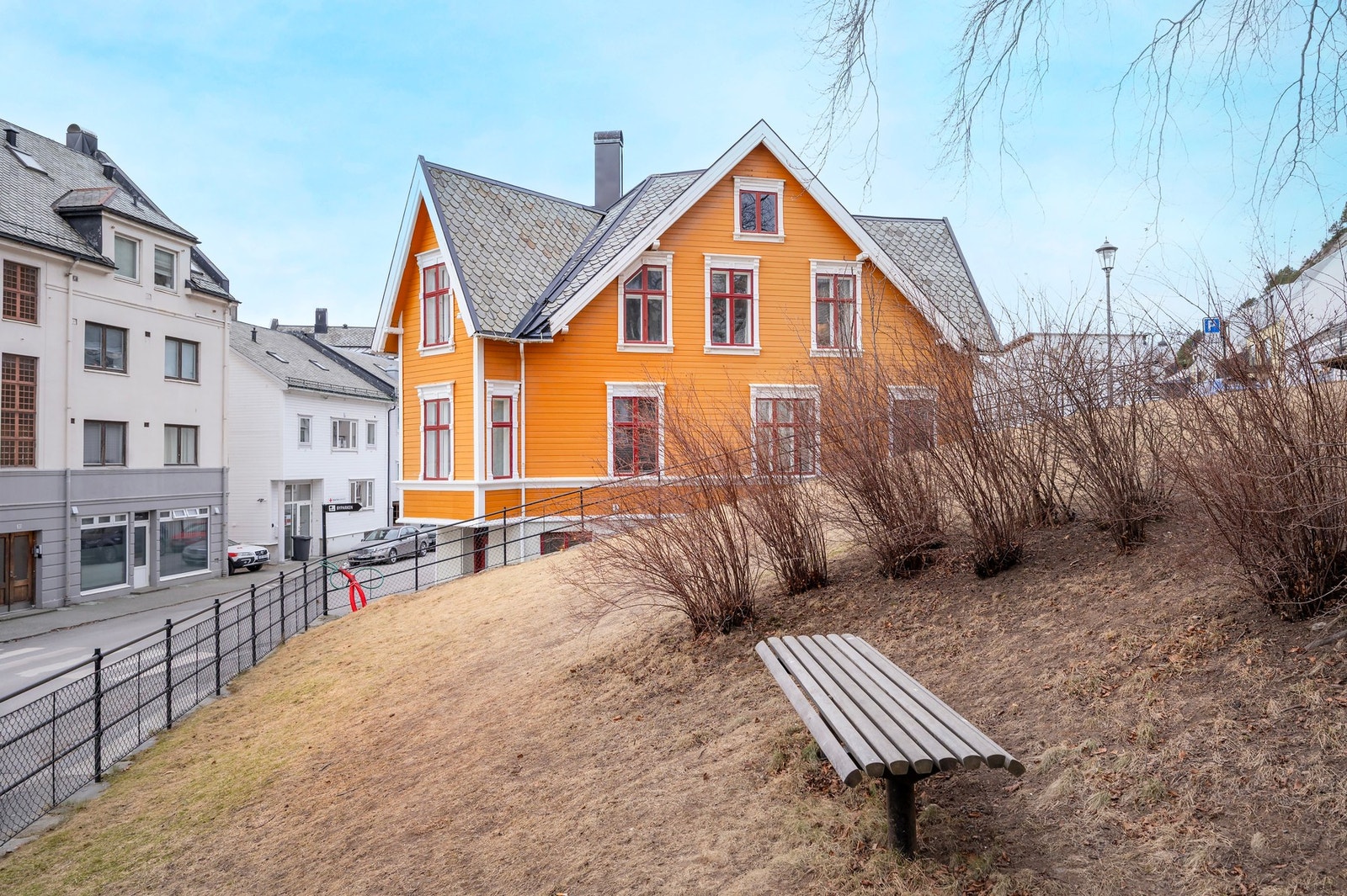 Fra leiligheten har man gangavstand til alle byens fasiliteter som kjøpesenter, kafeer, restauranter og alt man trenger av servisetilbud. Galleribilde