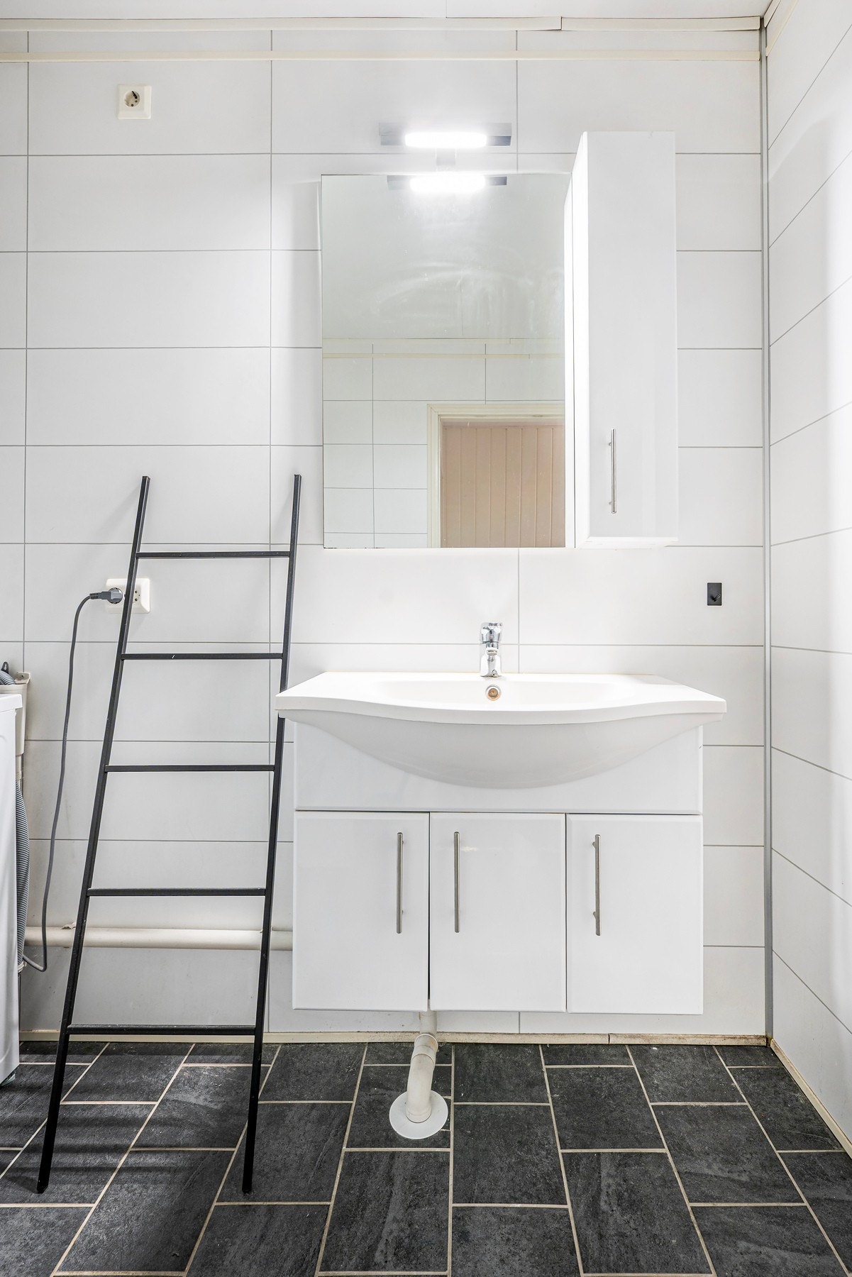 Oppbevaringsplass under servant. Galleribilde