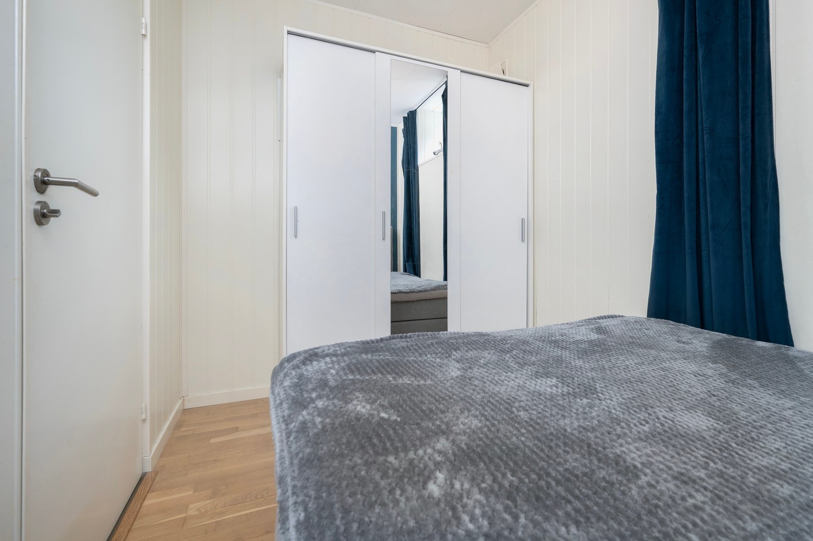 Plass til dobbeltseng og garderobeskap. Galleribilde