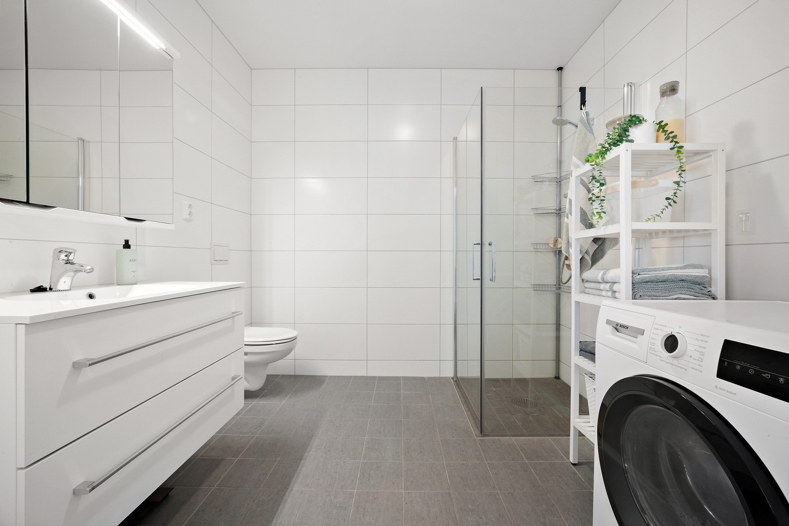 Opplegg for vaskemaskin og tørketrommel. Galleribilde