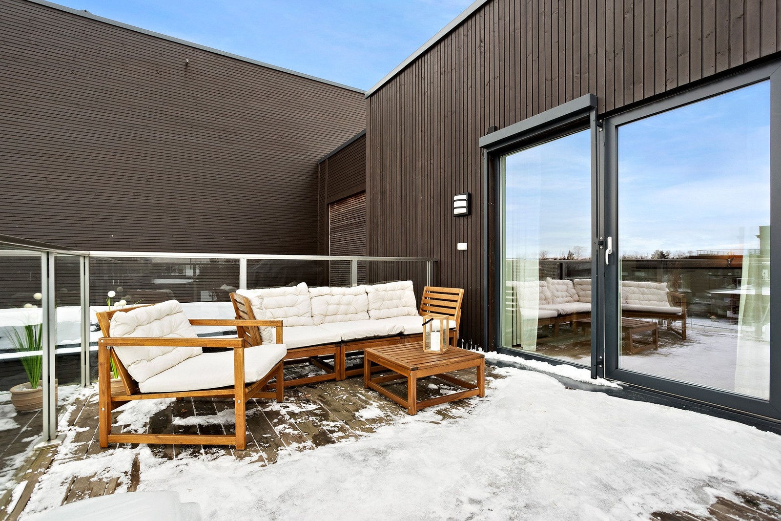 Utgang til romslig balkong fra stue Galleribilde