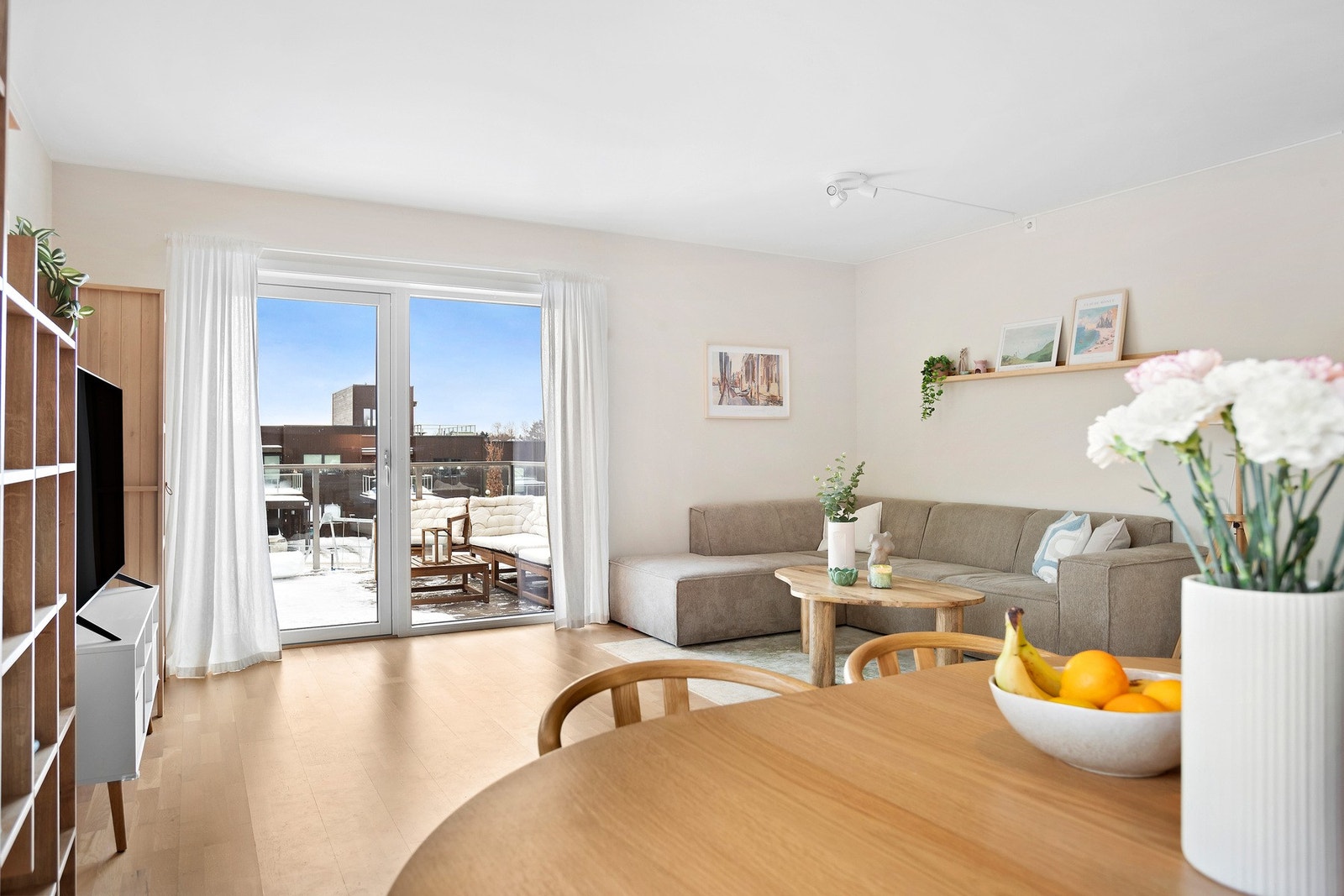 Lys stue med stor romfølelse Galleribilde