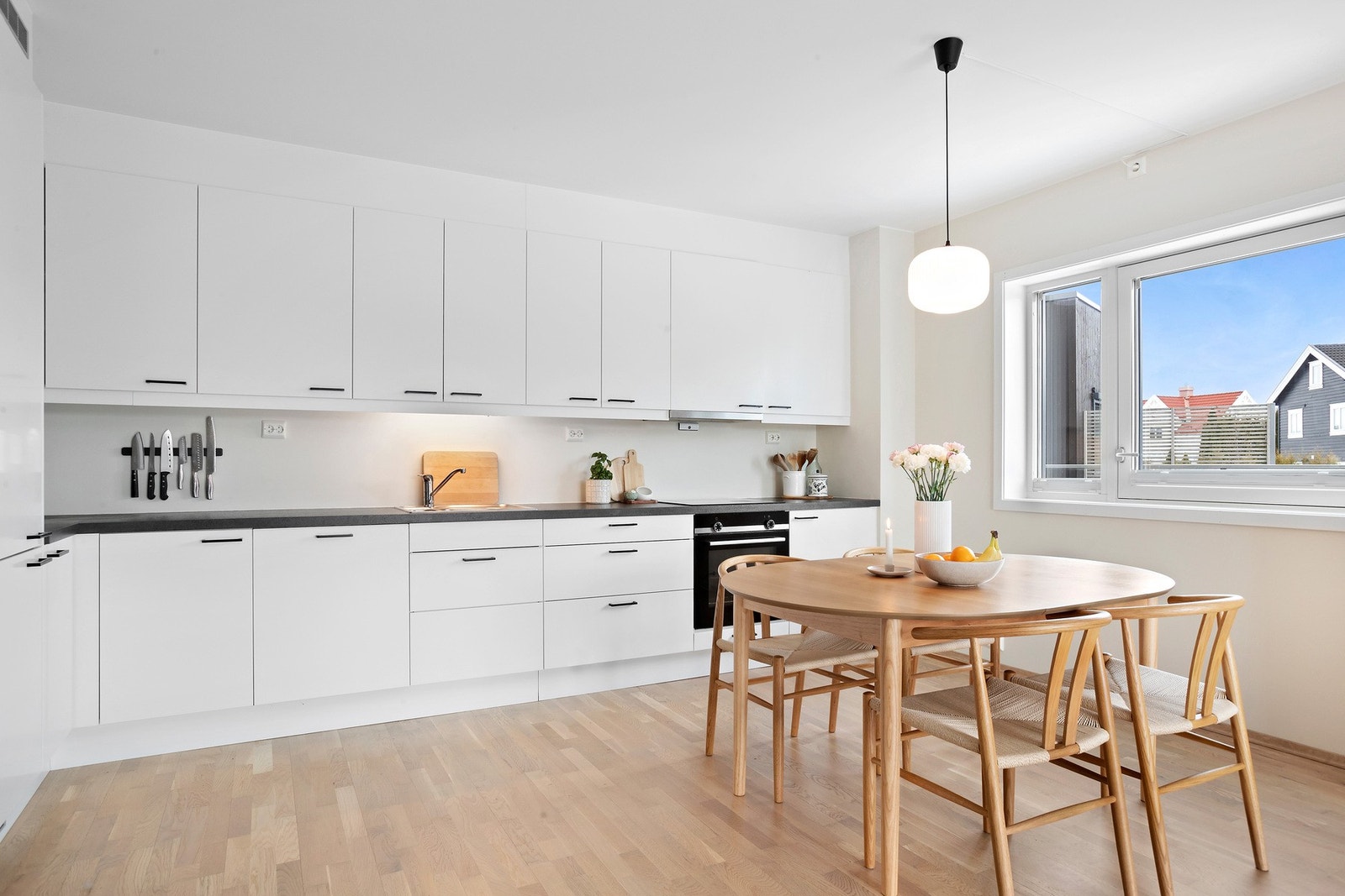 Tilrettelagt for spiseplass ved vinduet som gir naturlig lys. Galleribilde