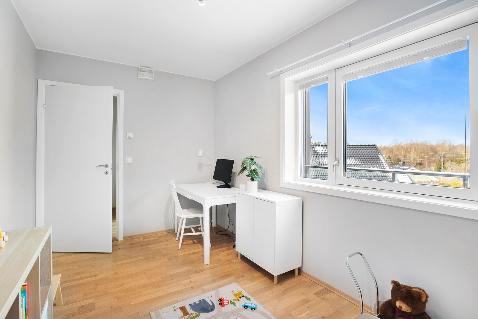 Lyst rom med stort vindu og hvitmalte vegger. Galleribilde