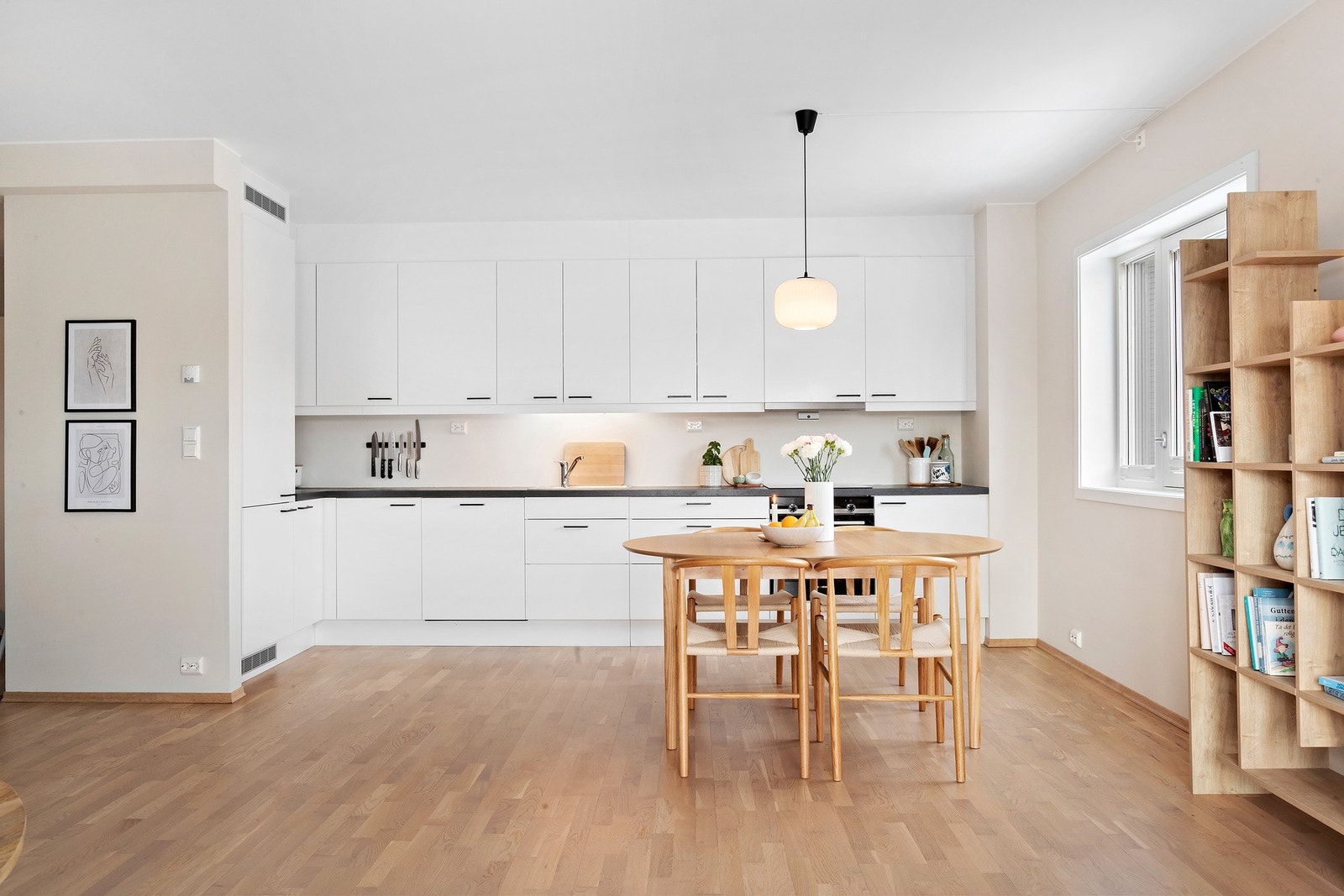 Lyst og romslig kjøkken med god skap- og benkeplass, samt åpen planløsning mot spiseområdet. Galleribilde