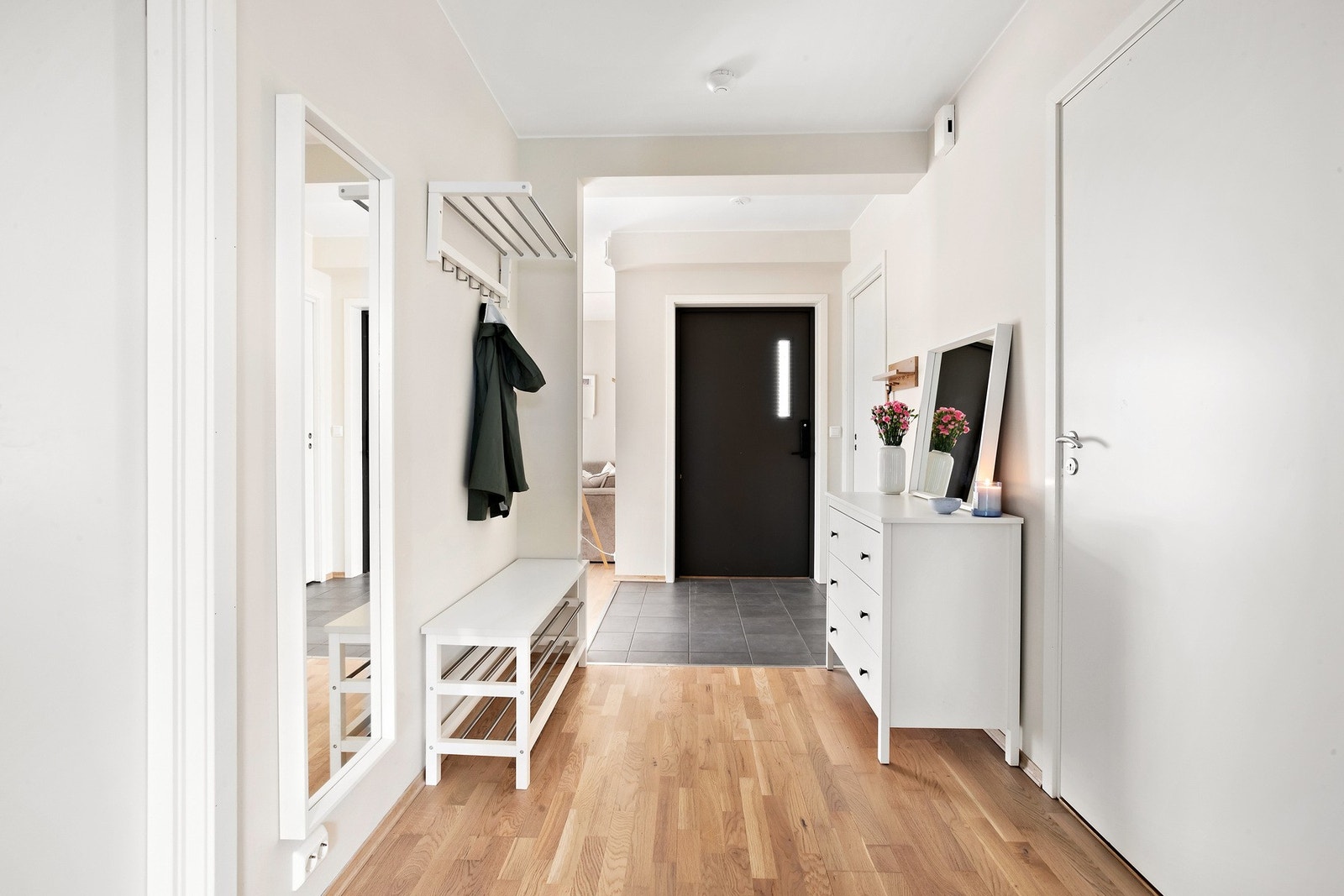 Romslig gang med god plass til å bevege seg. Tilknytning til stue, bad og soverom. Galleribilde