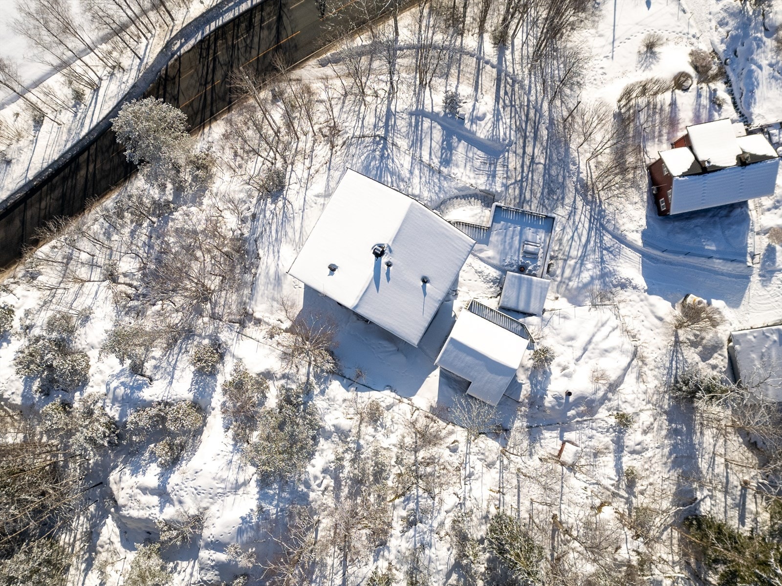 Eiendommen sett ovenfra. I tillegg til bygningen er det naturtomt og stor biloppstillingsplass. Bussholdeplassen "Vaslestad" ligger kun 1 minutt gange fra boligen. Du ser holdeplassen øverst i bildet. Galleribilde