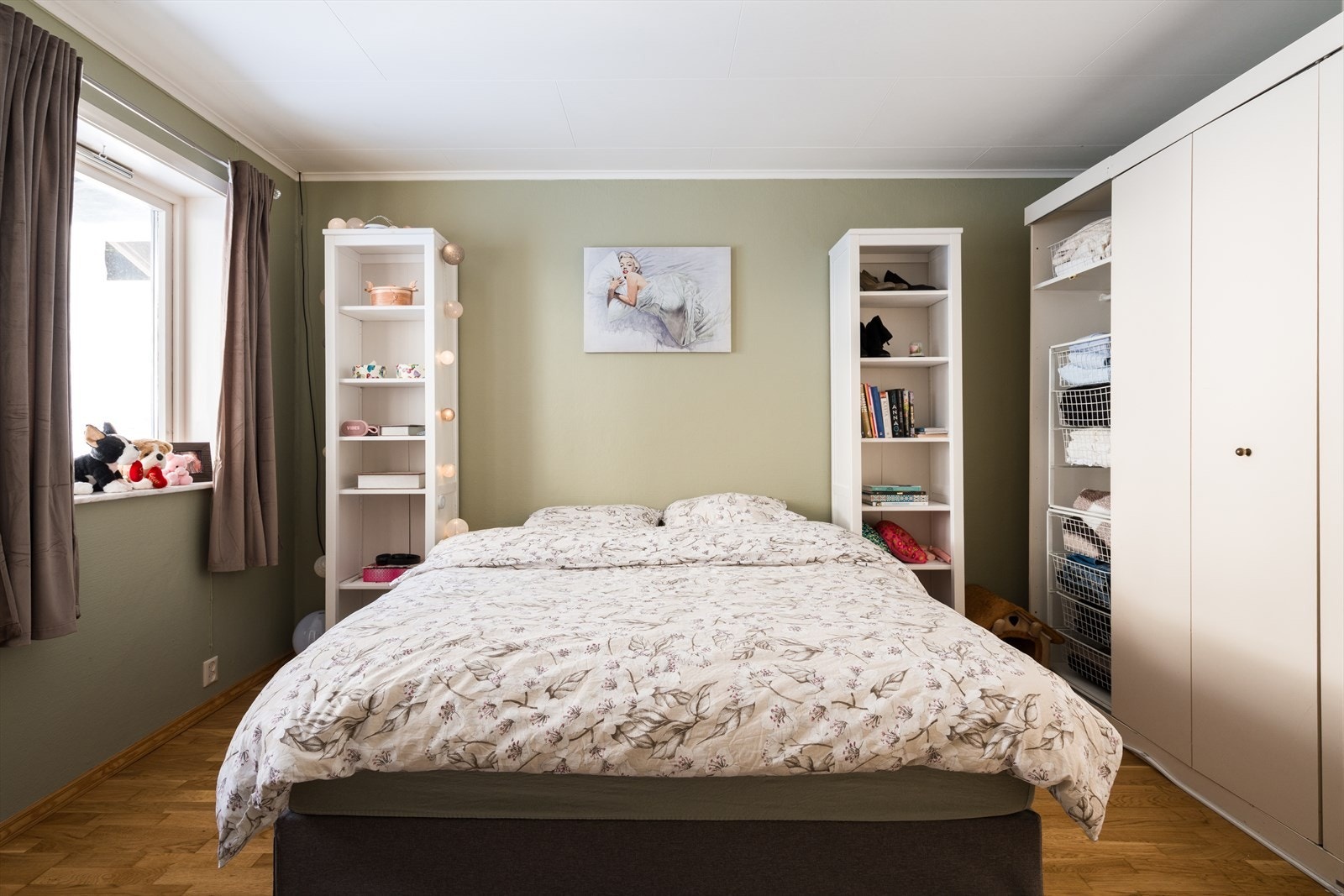 Hovedsoverommet er av svært god størrelse og har god plass til stor dobbeltseng med tilhørende nattbord. Rommet har også stor garderobe og utgang til egen uteplass. Galleribilde