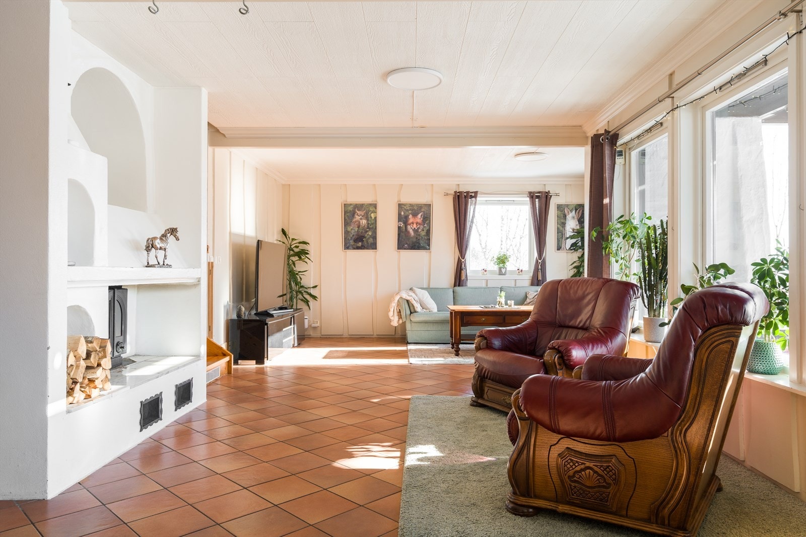 Hele hovedetasjen har fliser på gulvet, hvor det er varme i entré, stue, kjøkken og bad. Kun soverommet har parkett på gulvet. Galleribilde