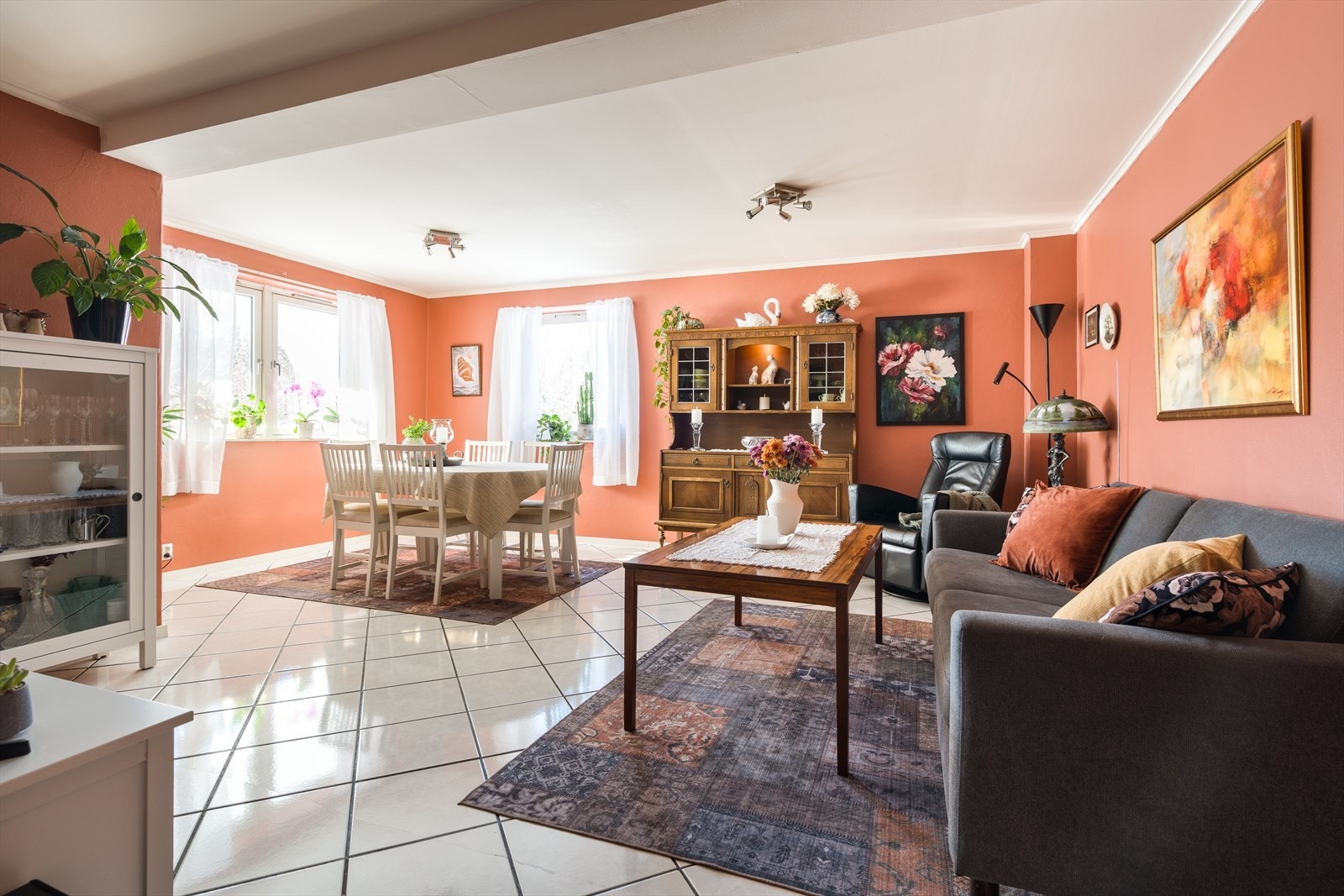 Sokkelleiligheten besdtår av stor stue, kjøkken, soverom, bad og bod. Galleribilde