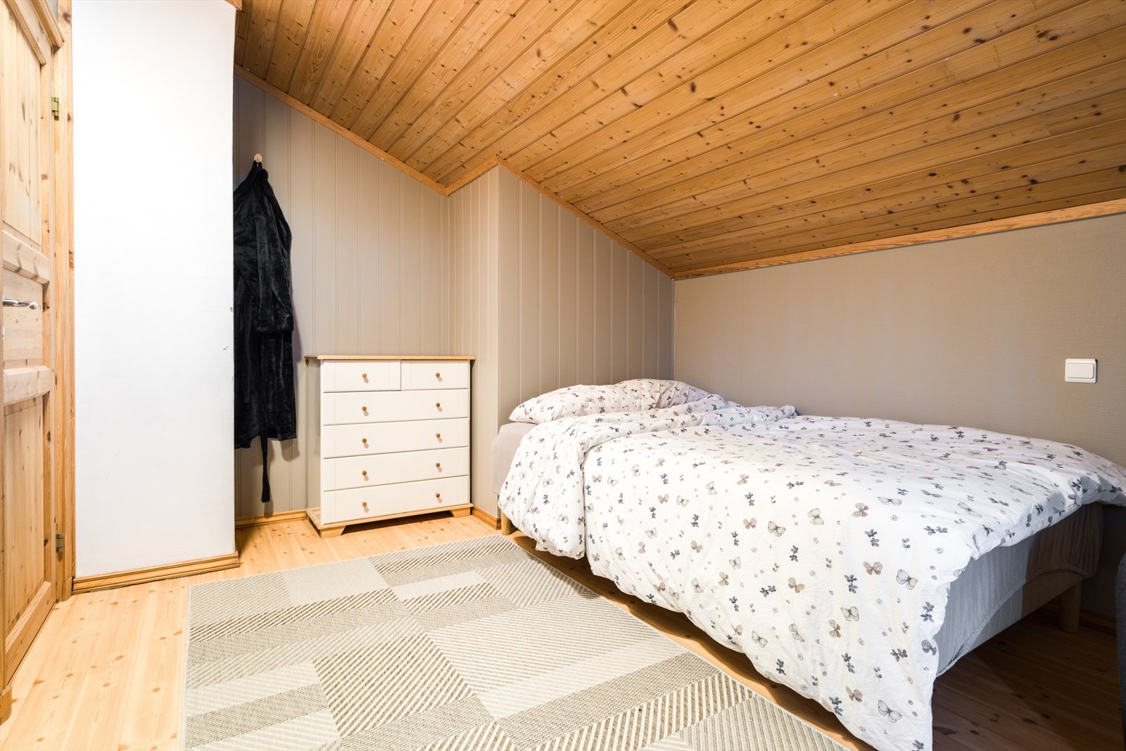 Rom 3 - På venstresiden når du kommer opp trappen har du to som som i dag er innredet som soverom. Disse rommene er på godkjente byggetegninger et stor rom og regsitrert som "hems". Galleribilde