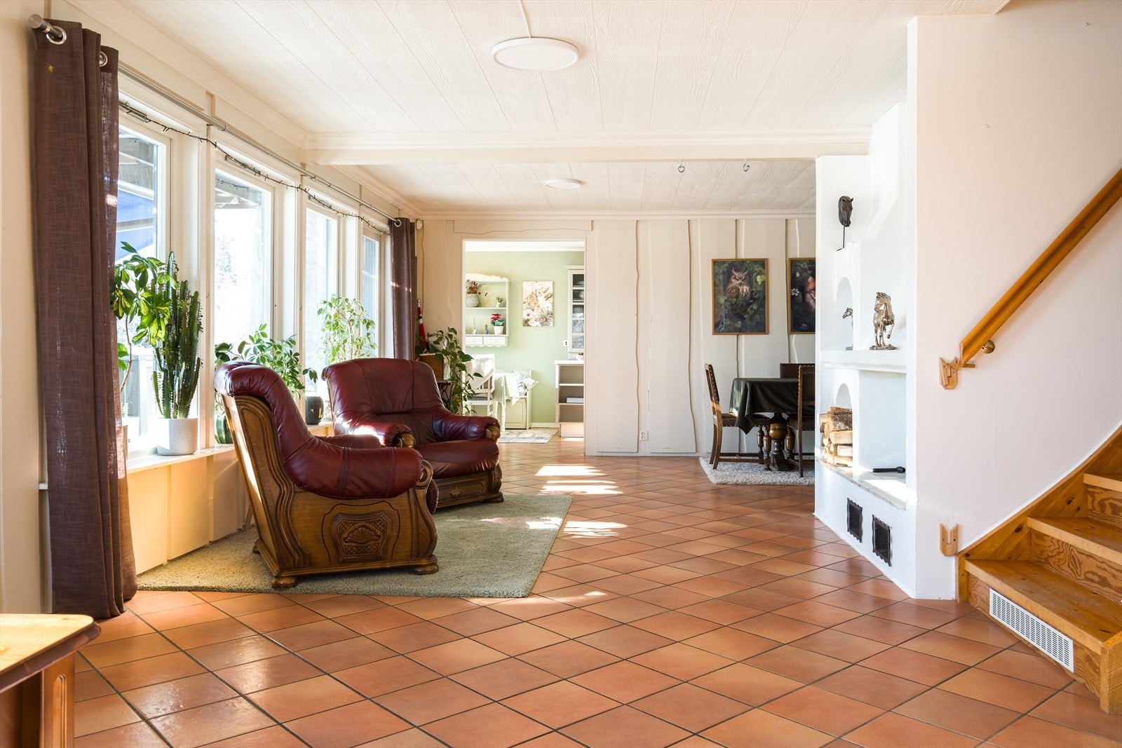 I stuen er det gode møbleringsmuligheter for flere soner. Stor avdeling for TV-krok og spisestue. I tillegg kan du ha sittegruppe ved ildstedet. Galleribilde