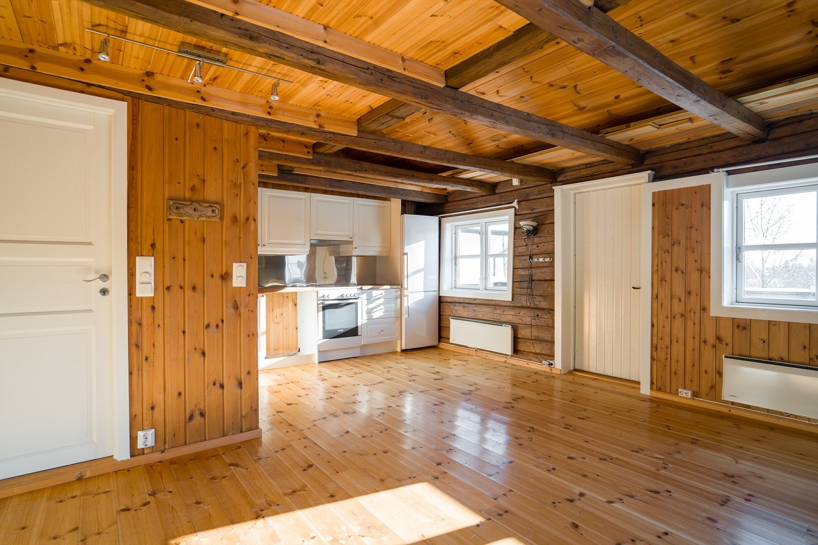 Det er inngang på baksiden og utgang til terrasse på fremsiden. Galleribilde