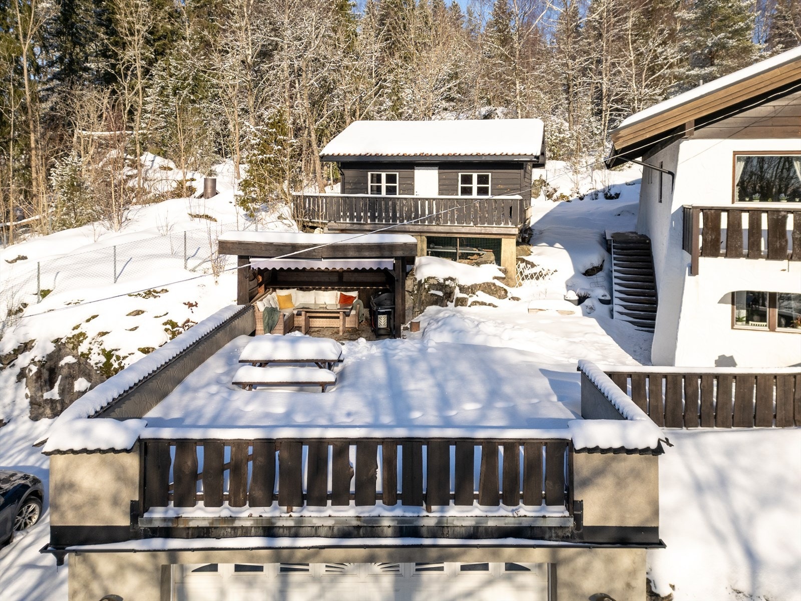 Tomten er på ca. 1,4 mål. Over garasjen er det stor, flott uteplass med god plass til flere sittegrupper. Her kan du også nyte solen store deler av dagen. Galleribilde