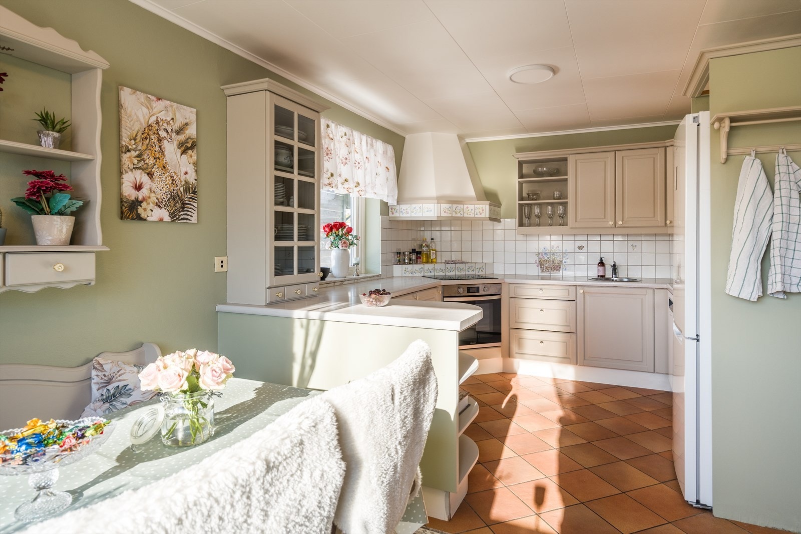 Her er det rikelig med skap- og benkeplass. Integrert stekeovn og platetopp medfølger. I tillegg er kjøkkenet utstyrt med oppvaskmaskin og nisje for kombiskap. Galleribilde