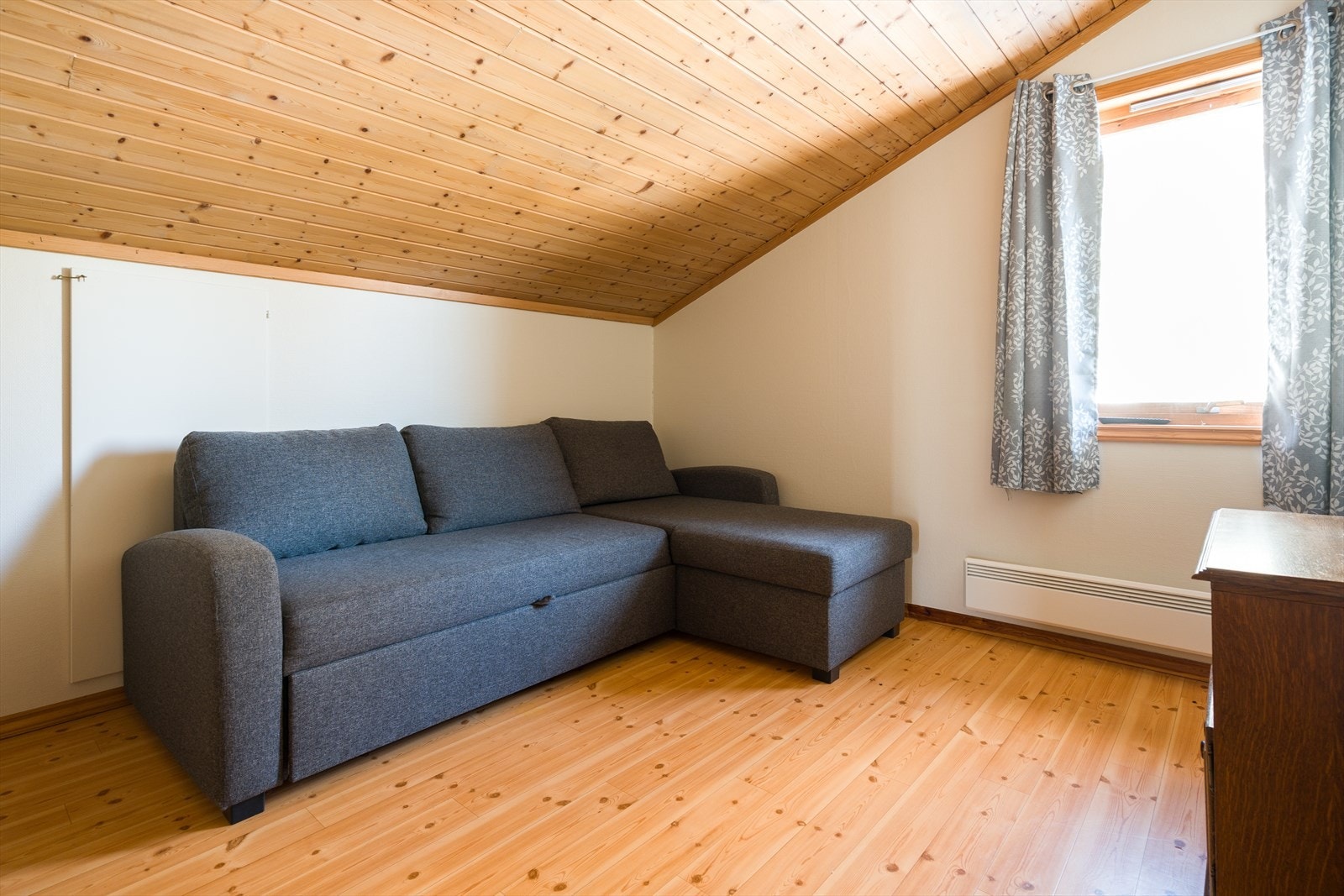 Soverom 1- Dette rommet er innerst til høyre når du kommer opp trappen. Rommet har også ekstra lagringsplass i knekott. Galleribilde