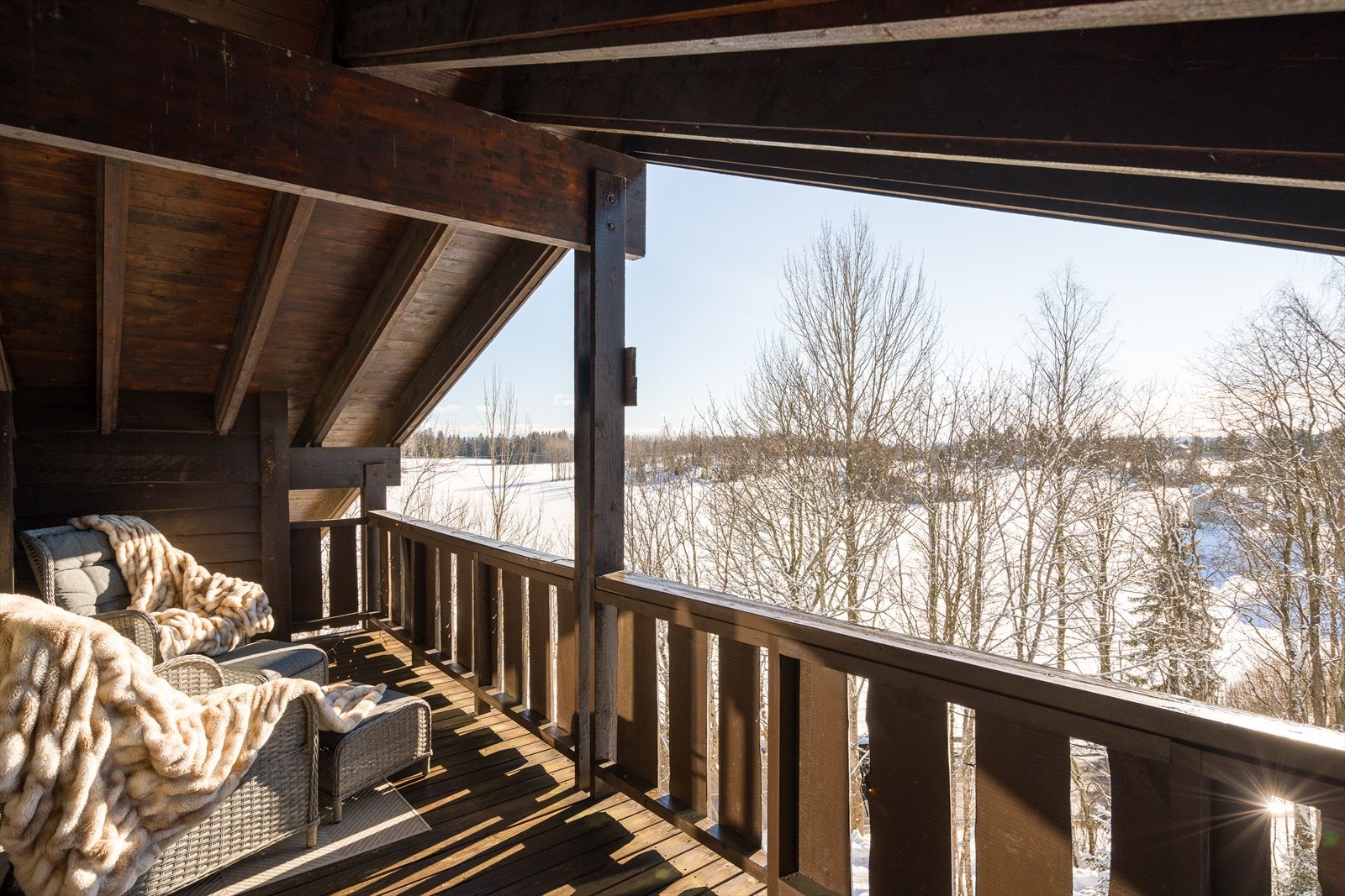 Terrassen er overbygd så du sitter helt i le for vær og vind. Flott utsikt over Øyern. Galleribilde