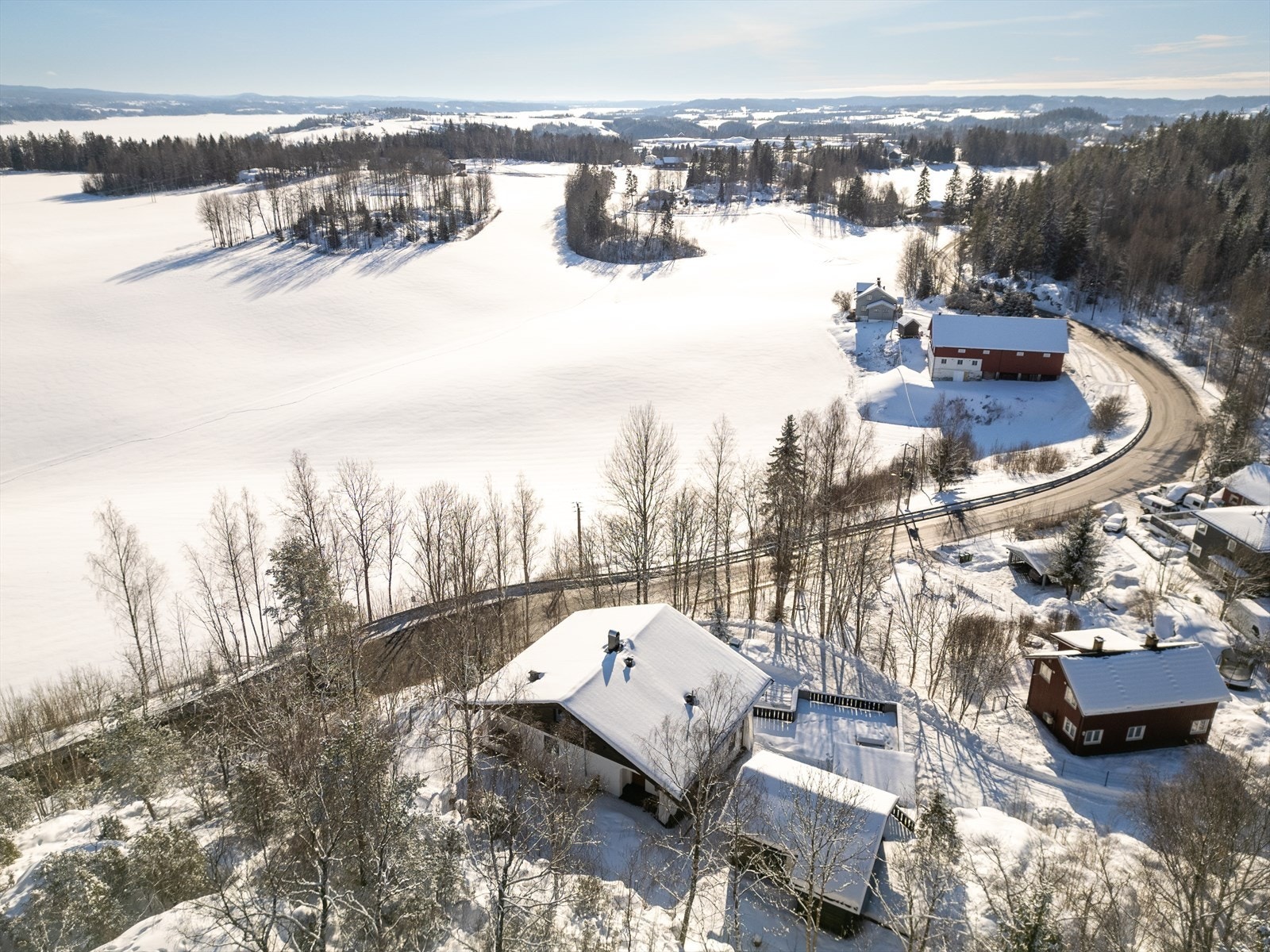 Eiendommen ligger flott til i Enebakk med kort vei til Øyern og fine turmuligheter i Østmarka. Boligen ligger opp på en høyde så du får noe mer avstand fra Lillestrømveien. Galleribilde