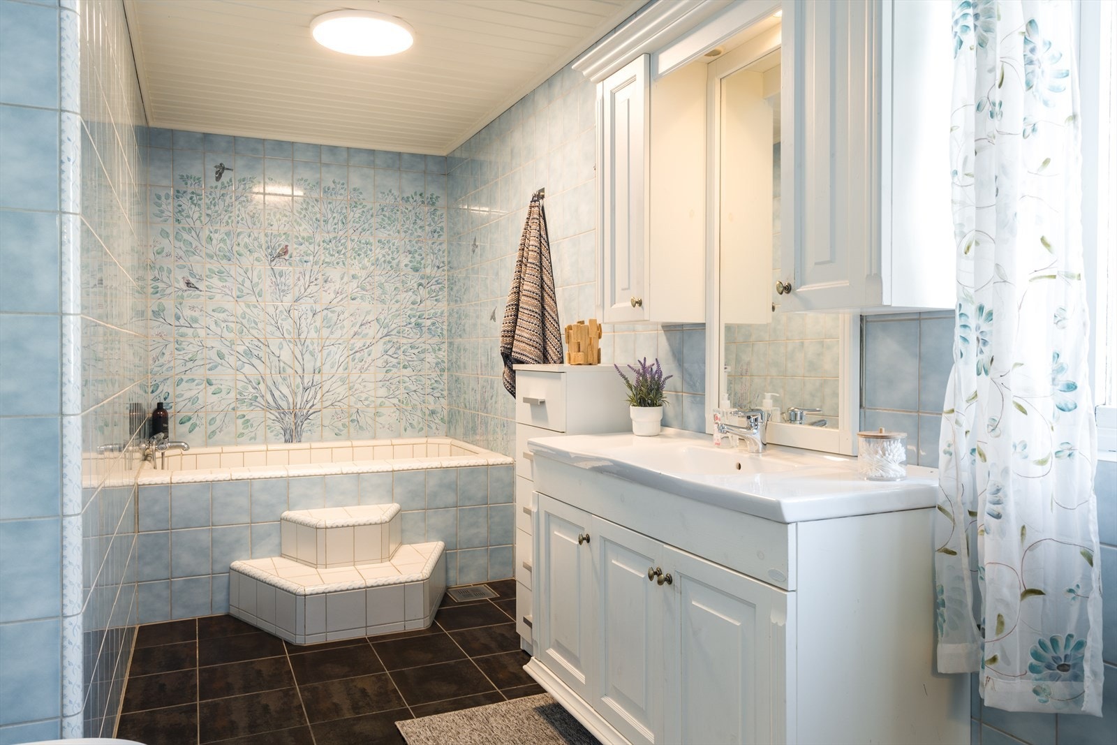 Badet er romslig og er utstyrt med plassbygget badekar, dusj og toalett. Merk. vasken på dette bildet er ikke tilkoblet vann. Galleribilde