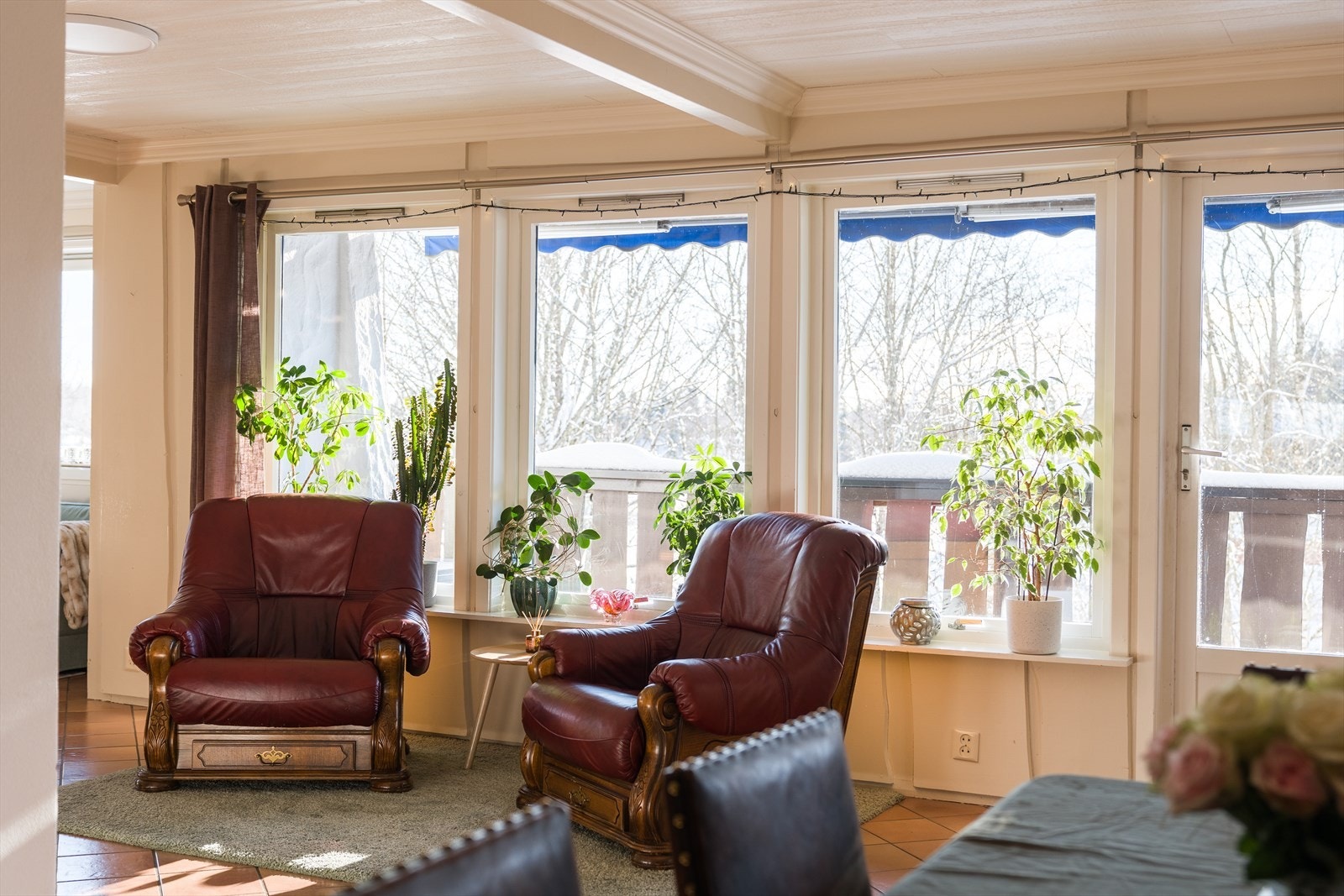 Det er store vindusflater som strekker seg langs hele forsiden av boligen og slipper inn masse naturlig lys. Galleribilde