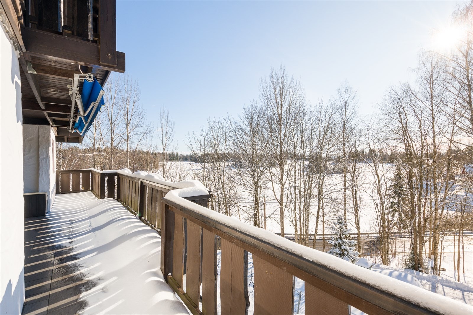 Fra stuen er det utgang til stor terrasse som er vendt mot sydvest. Delen som er overbygd er også utstyrt med markise. Galleribilde