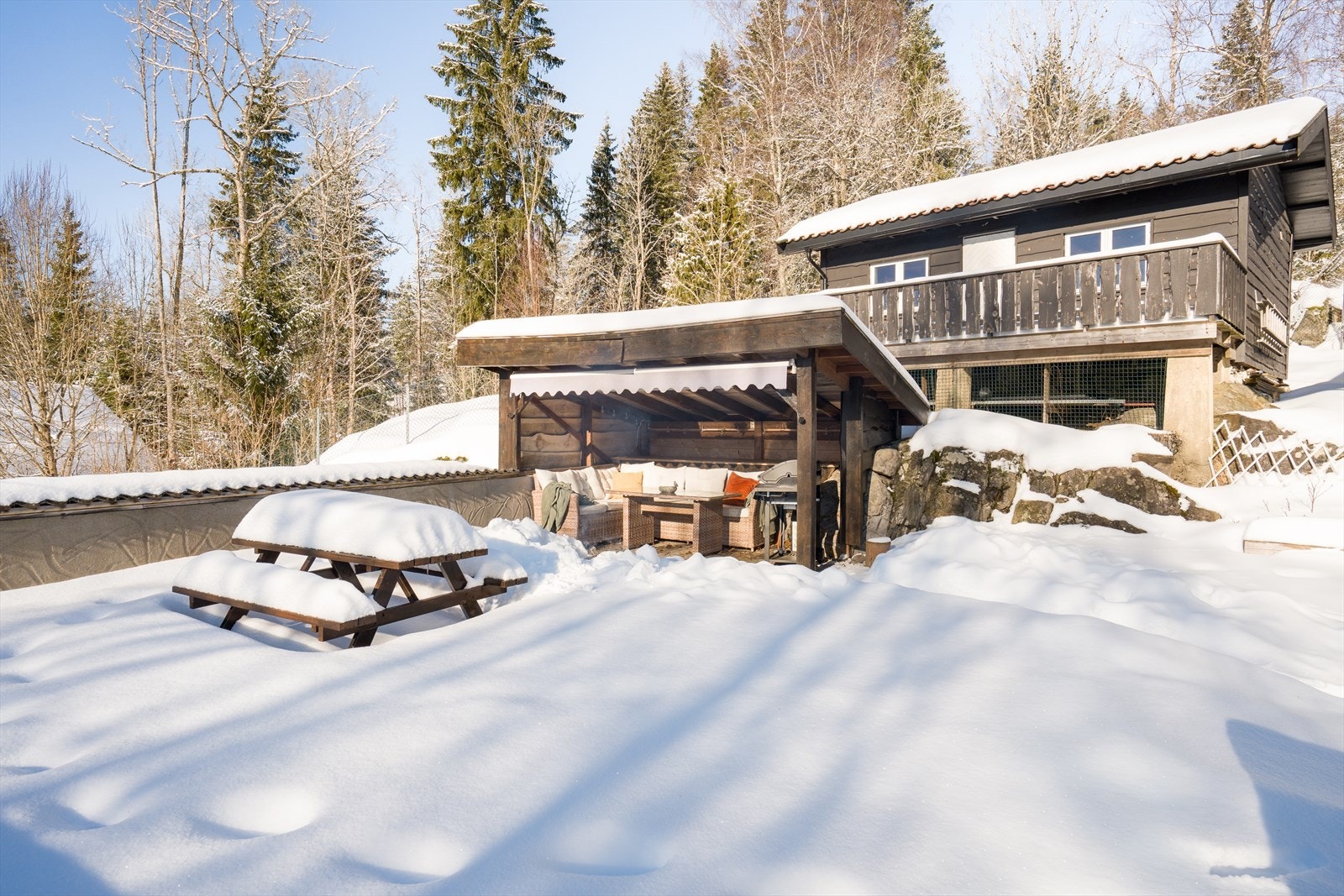 På eiendommen er det også et anneks på ca. 30 kvm. Annekset har innlagt strøm. Det har tidligere vært påkoblet vann og avløp, men dette er ikke tillatt lengre. Annekset kan ikke anses som bygg for beboelse. Galleribilde