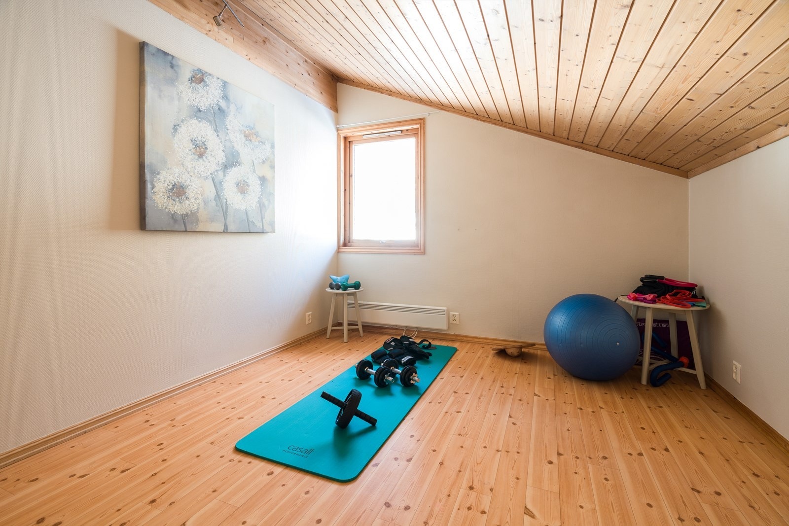 Soverom 2 - her er det også ekstra lagringsplass i knekott. Dette rommet og soverom 1 var på godkjente byggetegninger et stort rom, men godkjent som soverom. Galleribilde