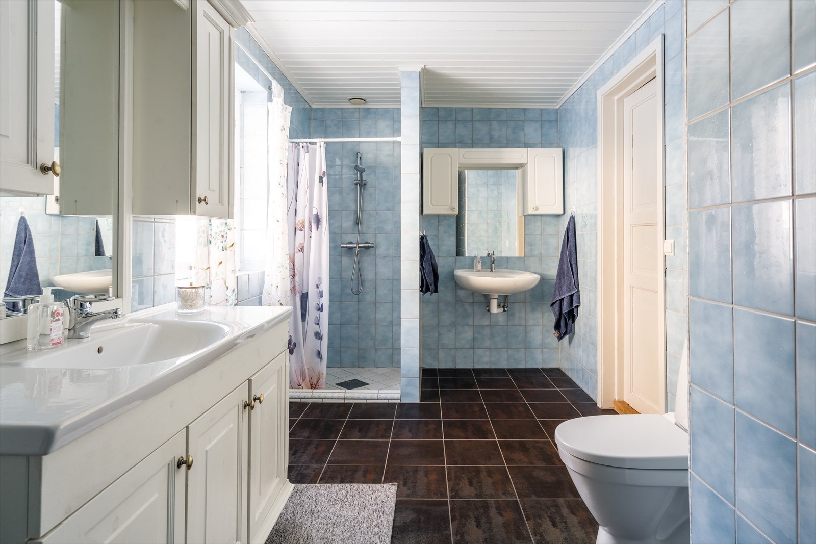 Merk. Kun vasken til høyre i bilde er tilkoblet vann. Galleribilde