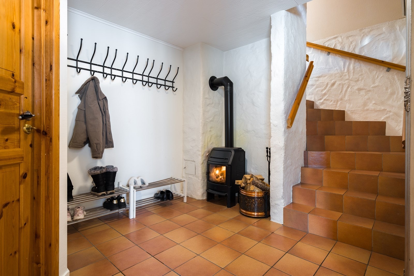 Fra entreen kommer du videre inn i mellomgang med peis. Fra gangen tar du deg videre inn til "disp-rom" som i dag benyttes som soverom. Du kan også ta deg opp til hovedetasjen. Galleribilde