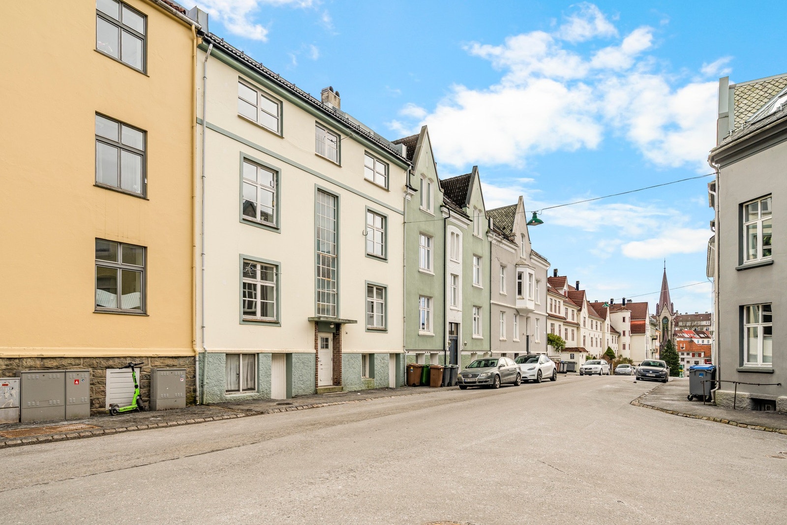 Perfekt beliggenhet for deg som ønsker å bo tilbaketrukket, men samtidig med alle byens fasiliteter like utenfor dørstokken! Galleribilde