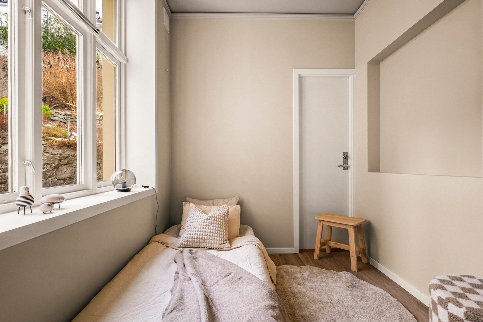 Det er benyttet en lun fagepalett som skaper en behagelig soveromsatmosfære. Galleribilde