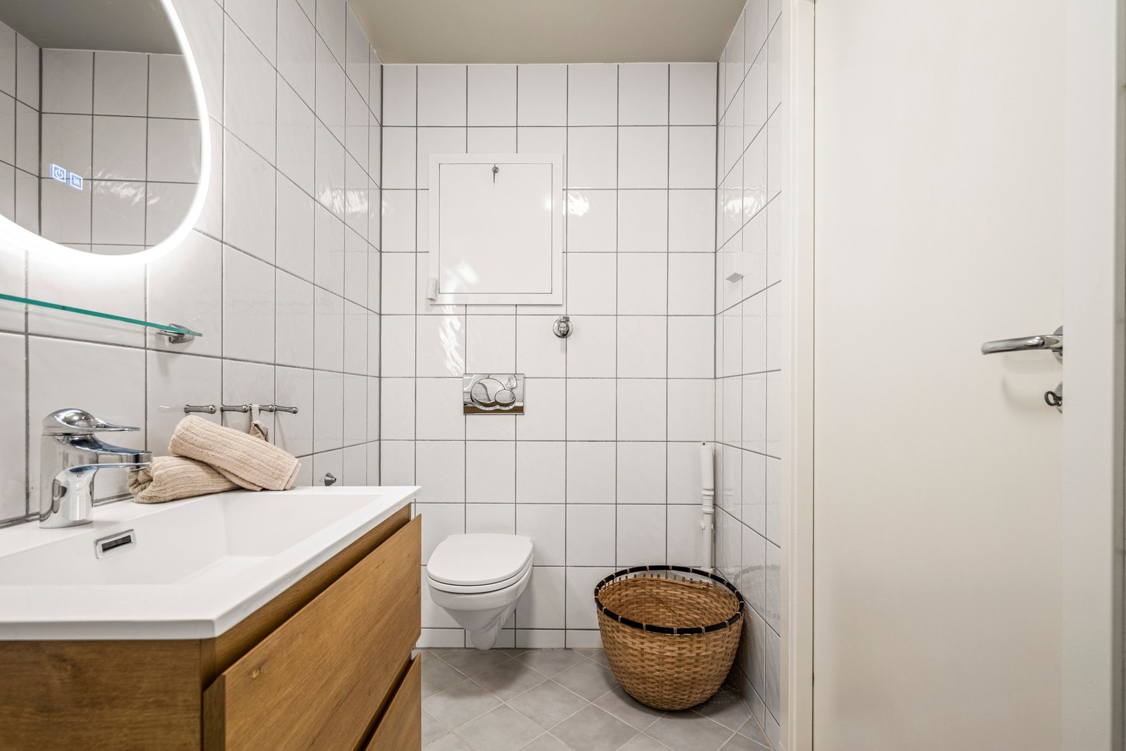 Leilighetens baderom er helfliset med varmekabler i gulvet, og måler 3,9 m². Galleribilde