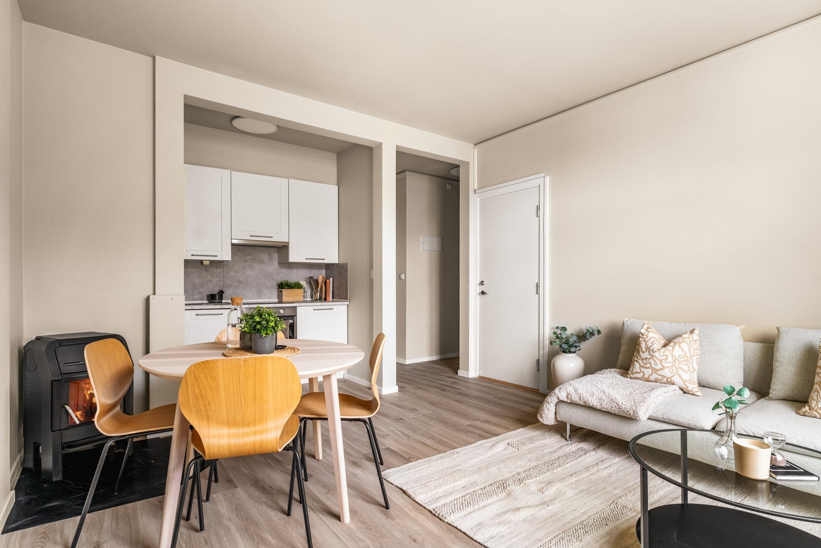 Rommet måler 19,9 m² og har en generøs takhøyde. Galleribilde